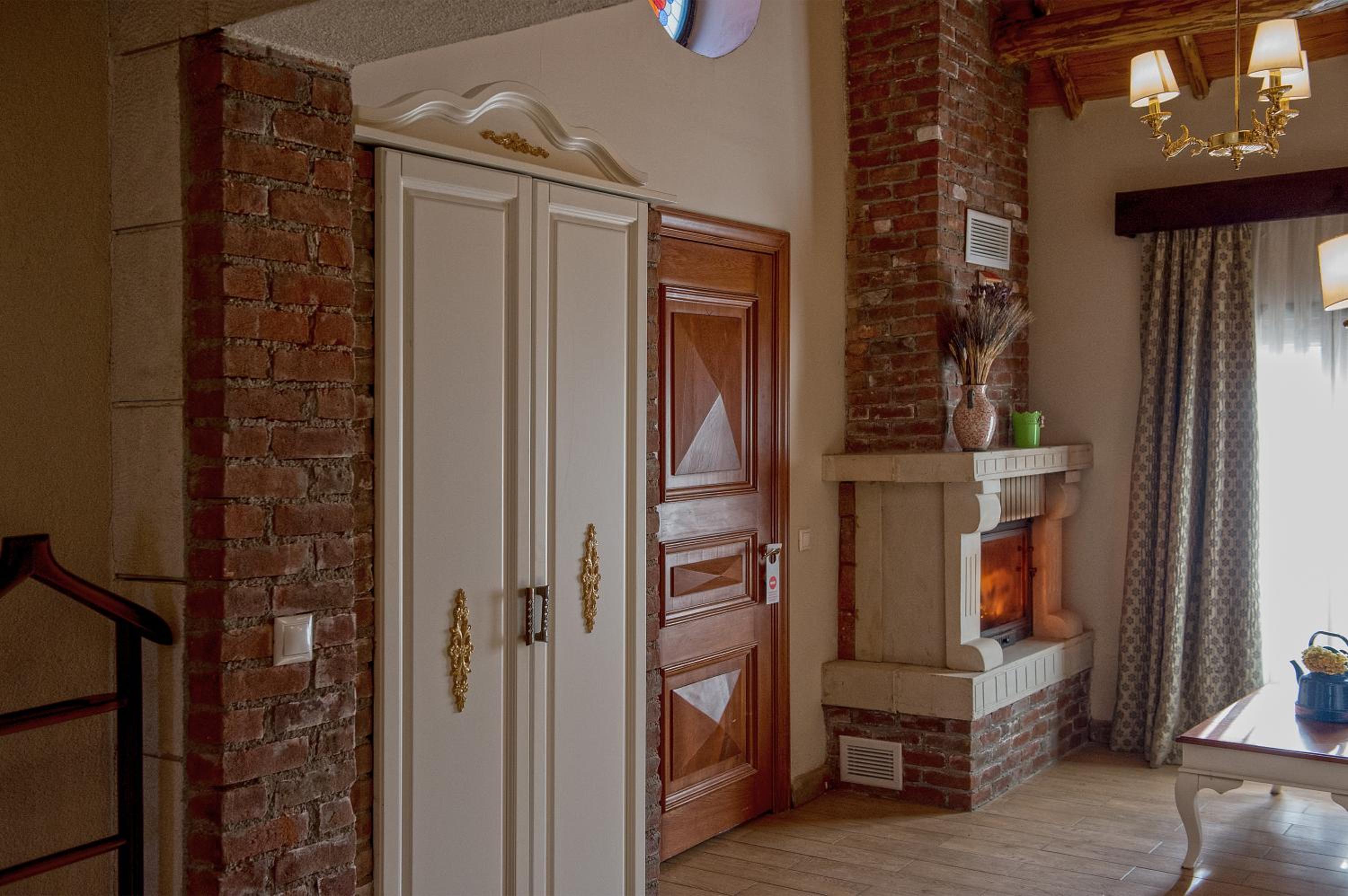 Deluxe Room - Photo 10