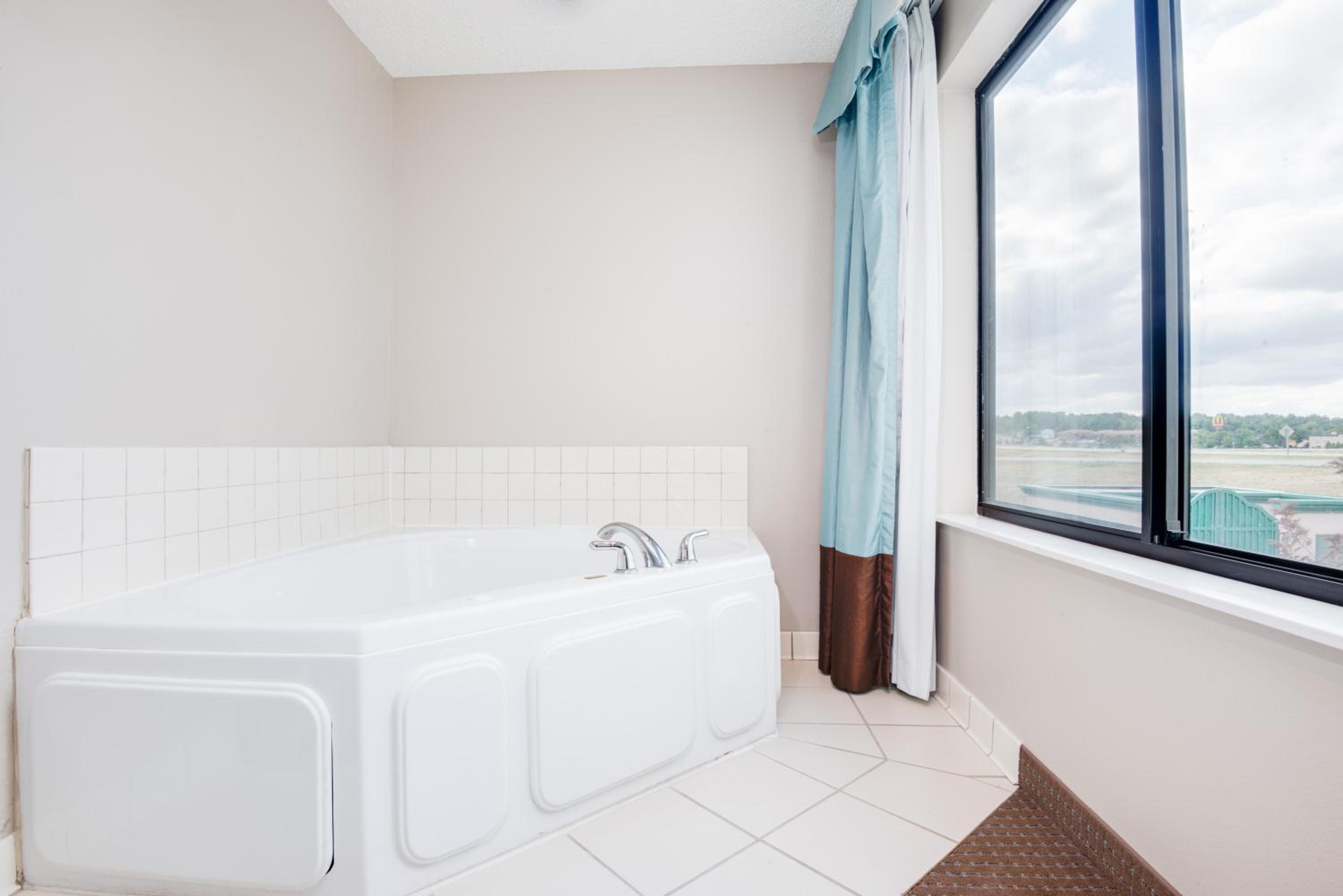Deluxe King Suite - Non-Smoking - Photo 3