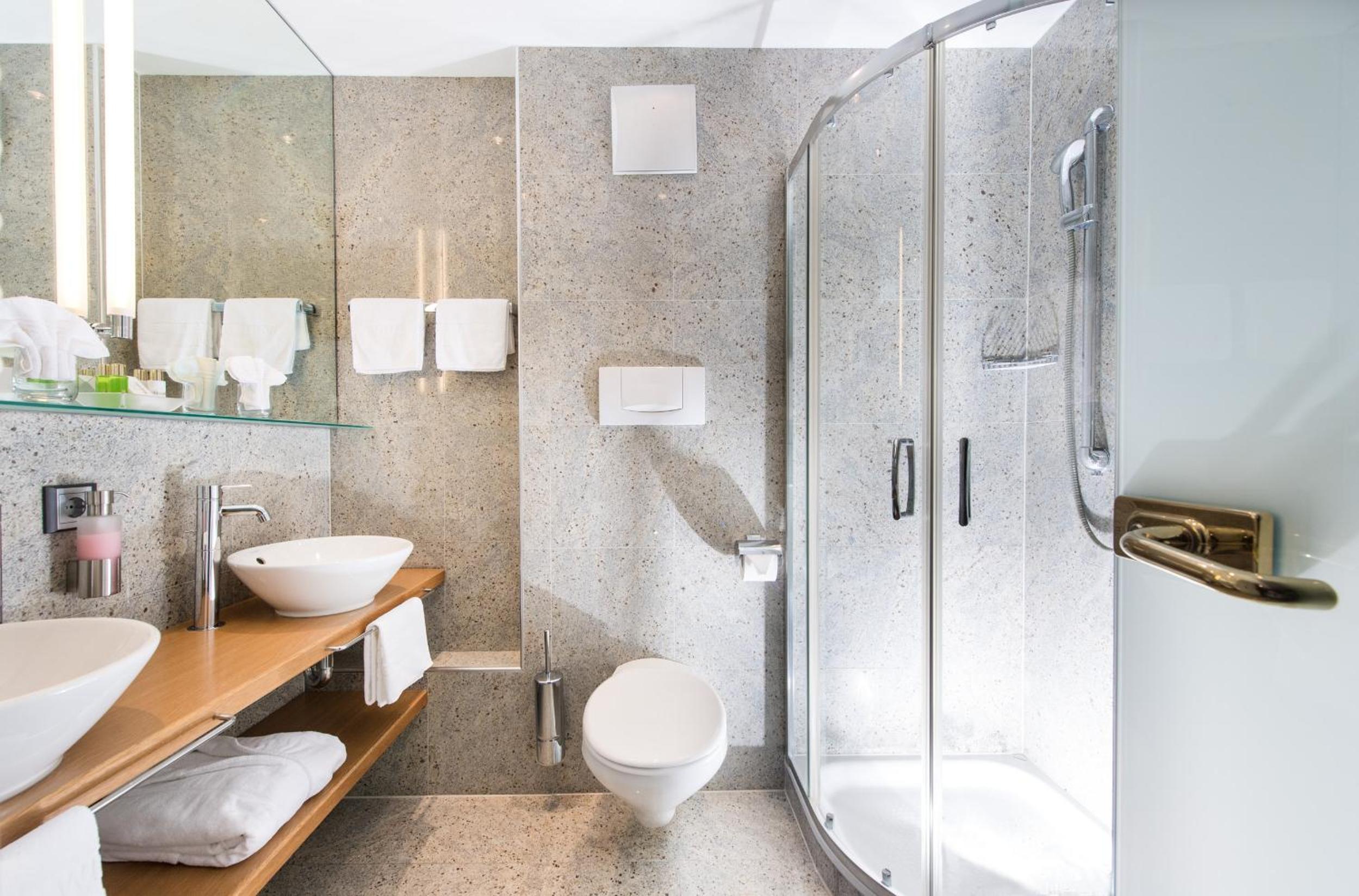 Deluxe Double Room with Shower - Photo 3