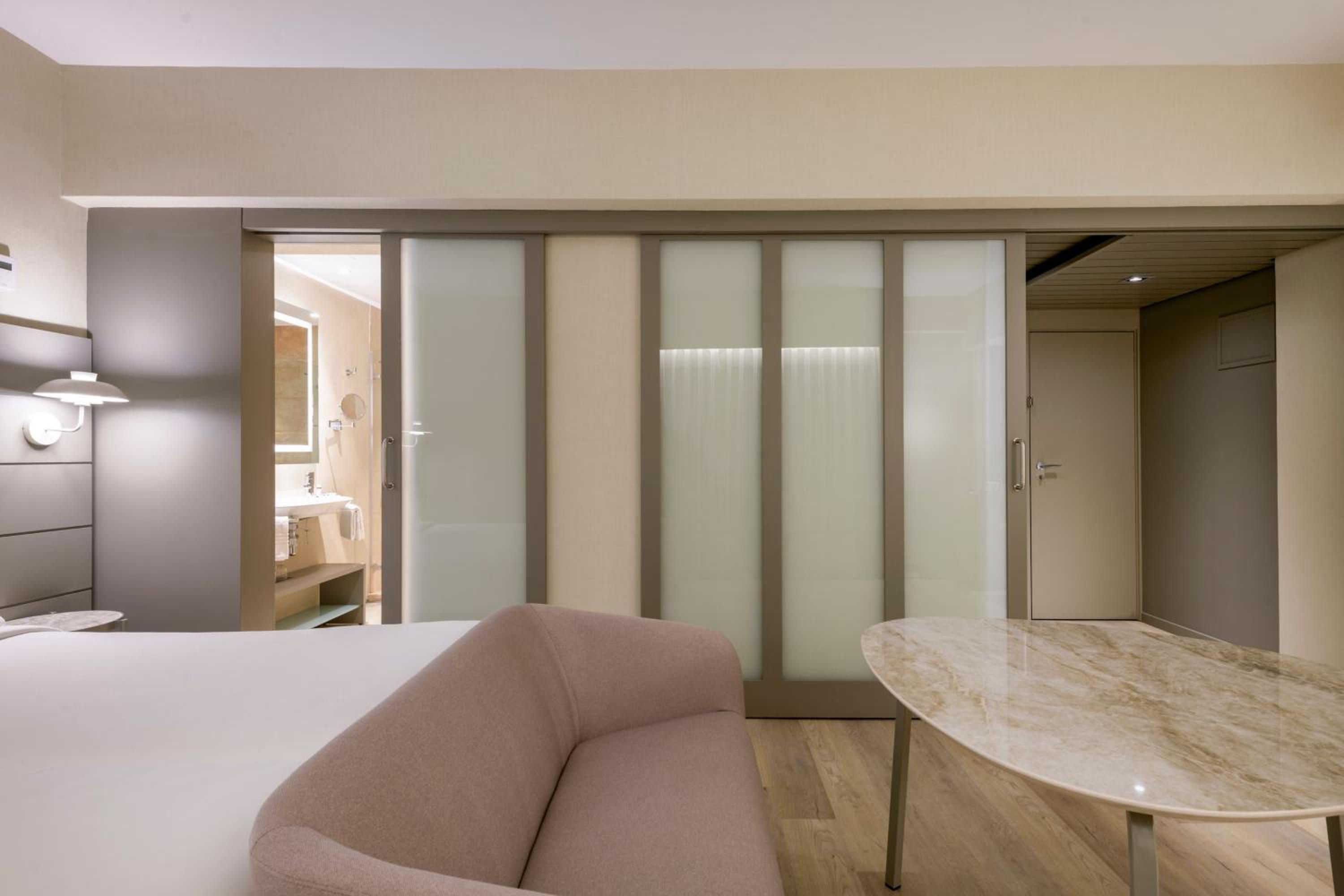 Superior King Room, Guest room, 1 King thumbnail 5