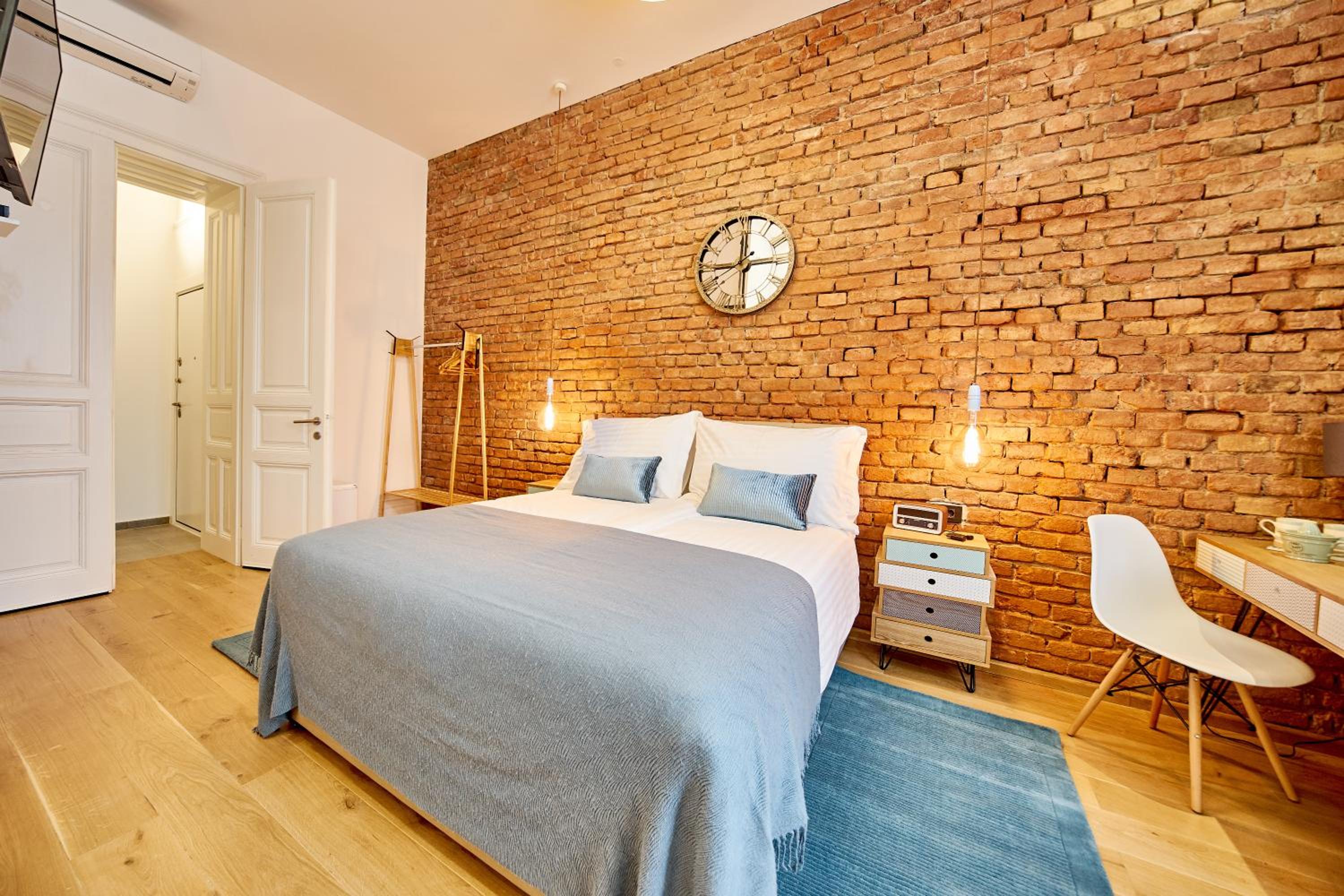 Deluxe Queen Room - Photo 8