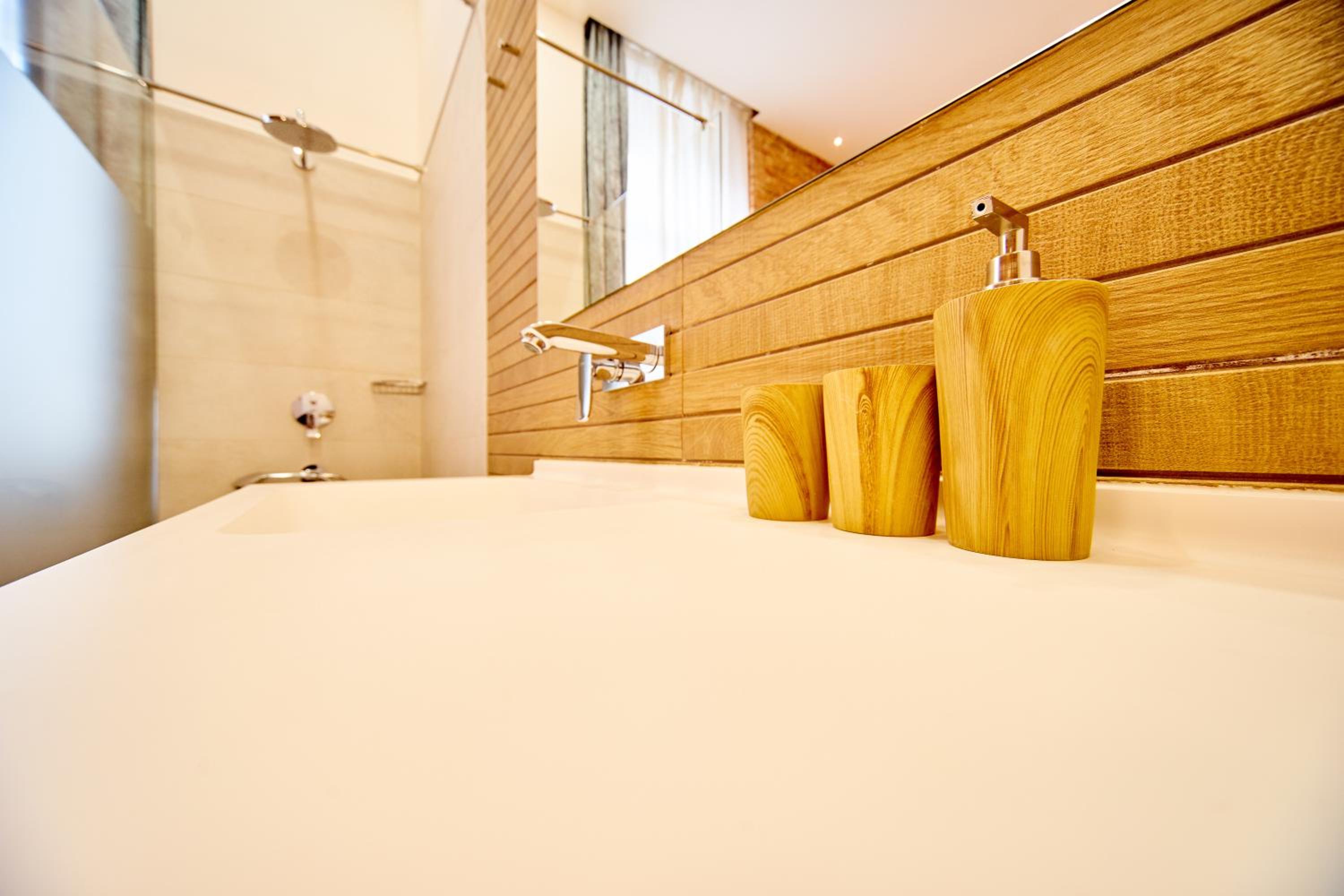 Deluxe Queen Room - Photo 10