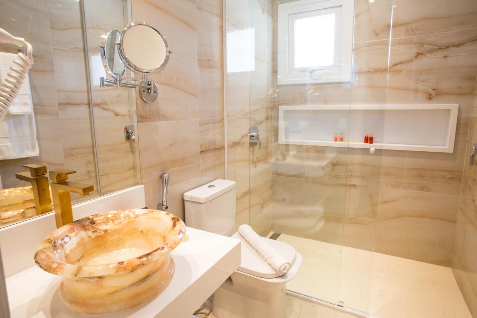 Honeymoon Suite - Photo 9