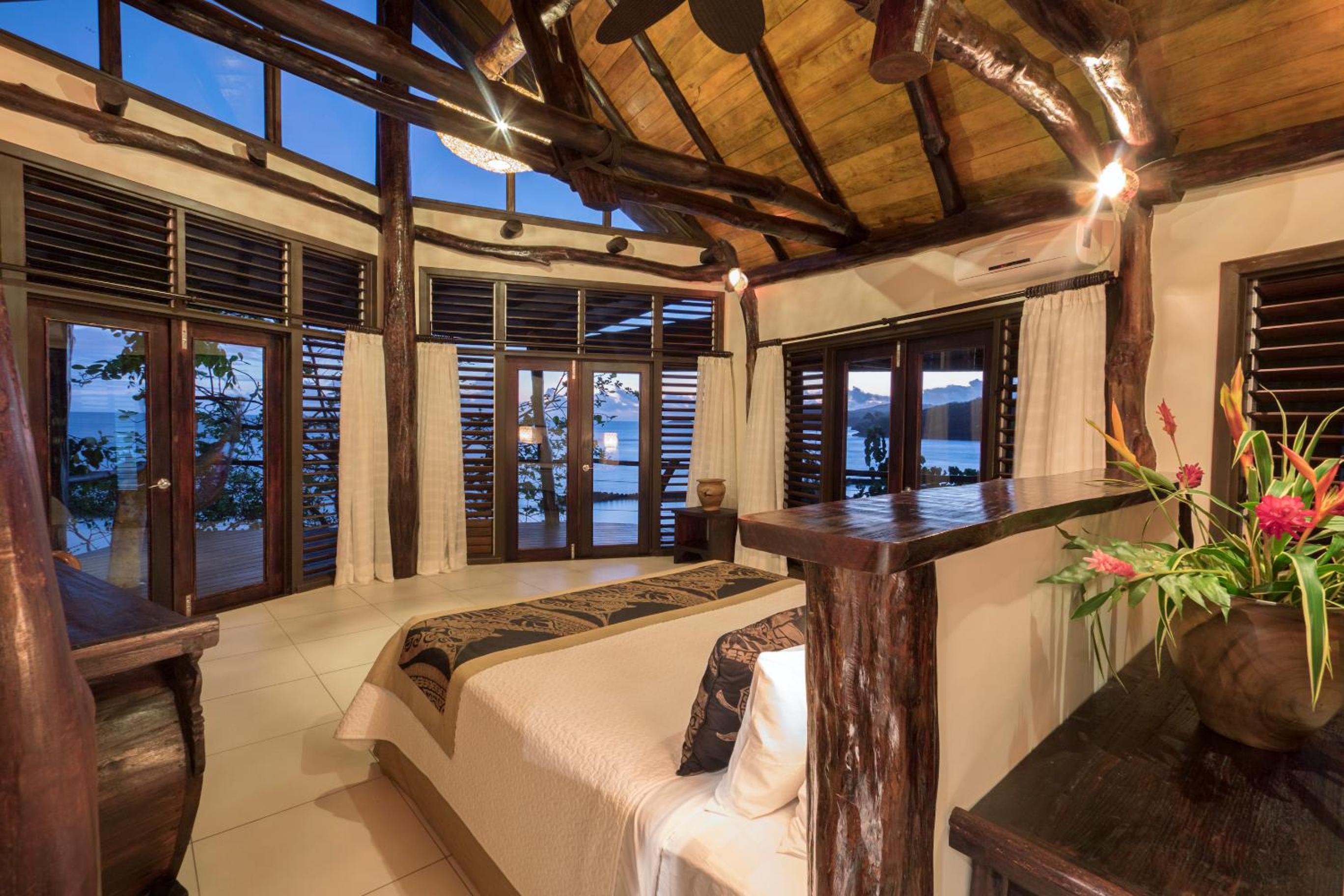 Grand Oceanfront Villa (Garden View Pool)