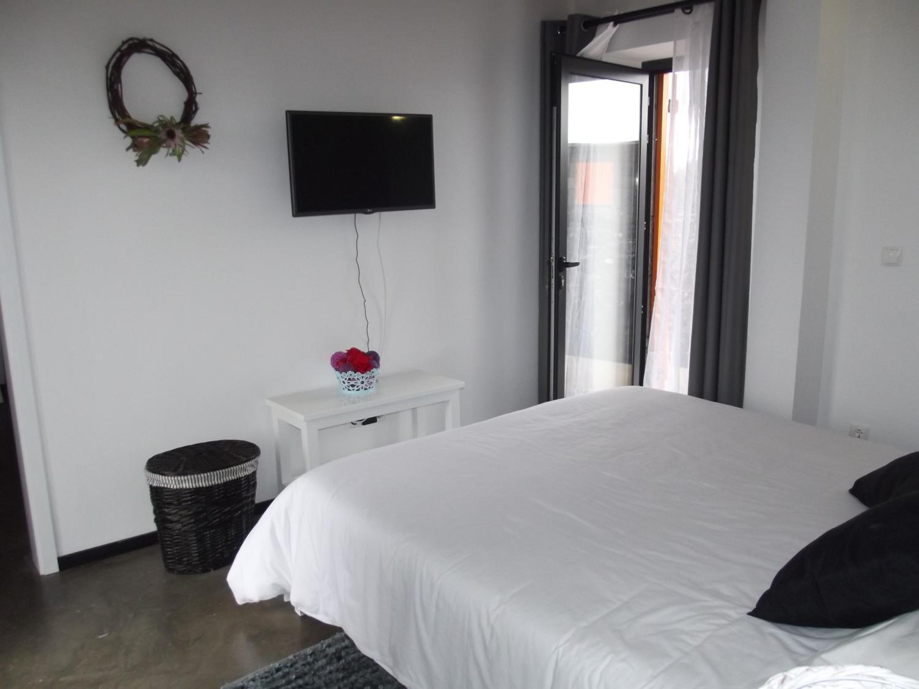One-Bedroom Apartment with Balcony and Mountain View   - Photo 23