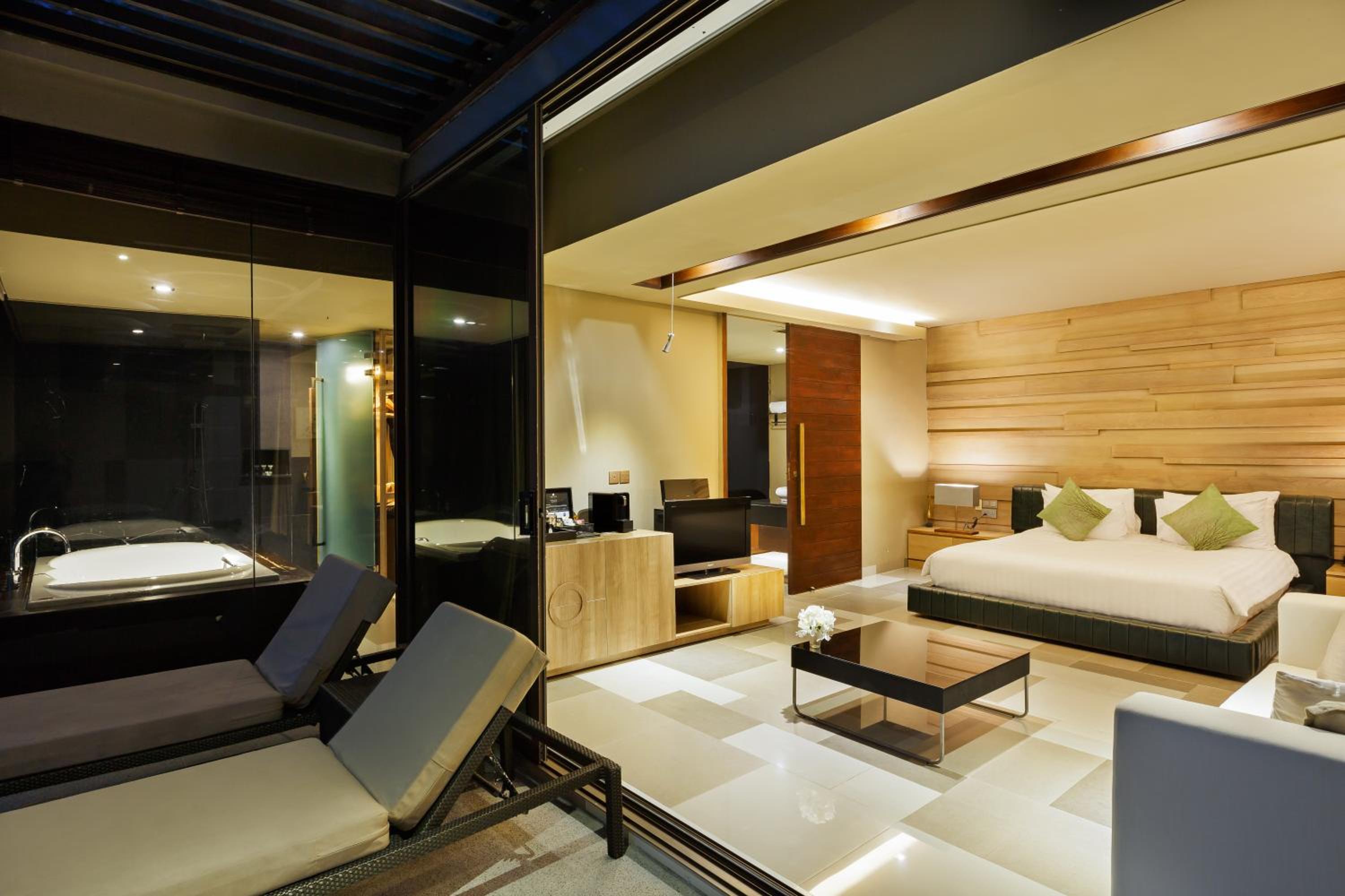 Deluxe Private Pool Suite - Photo 21