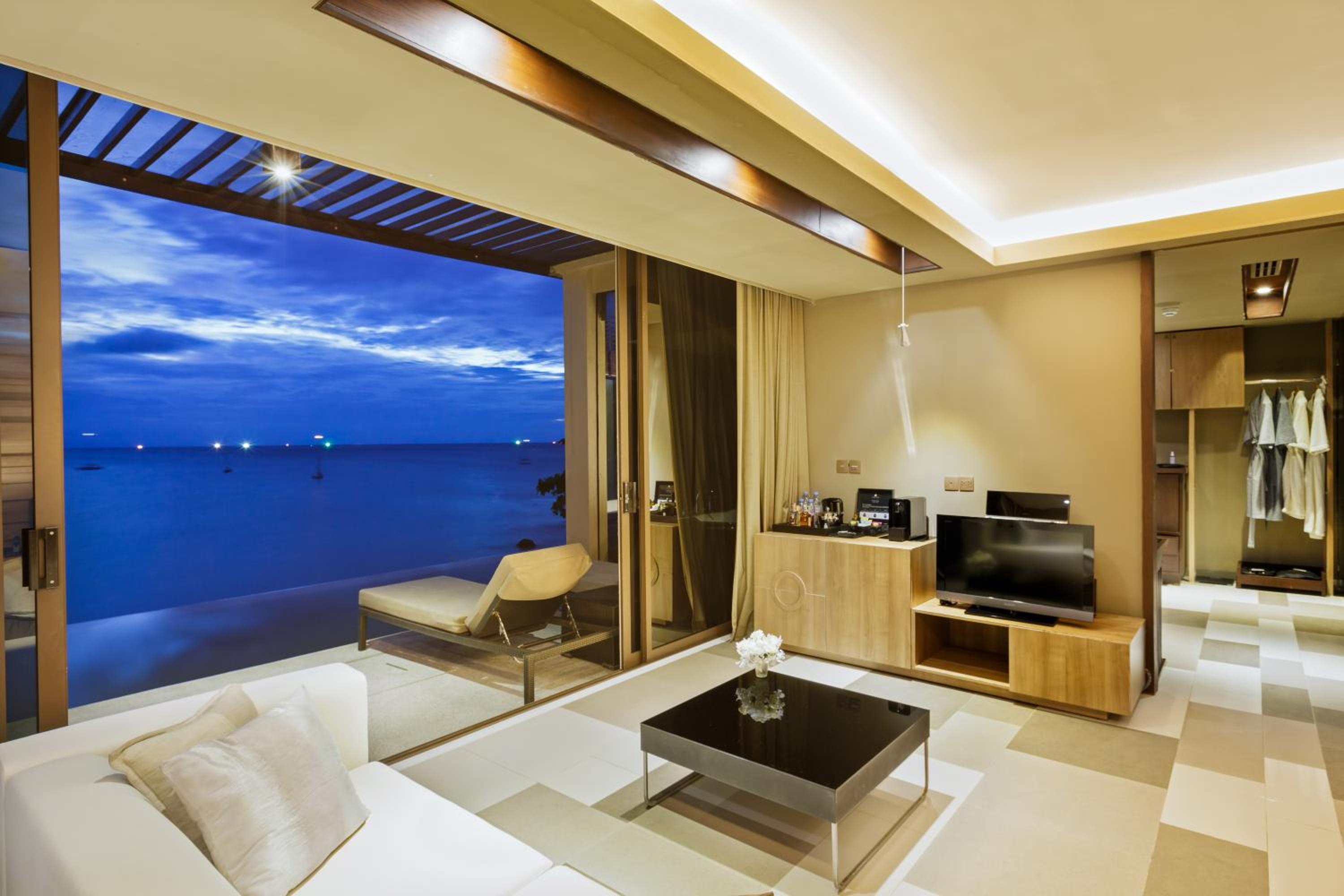 Deluxe Private Pool Suite - Photo 22