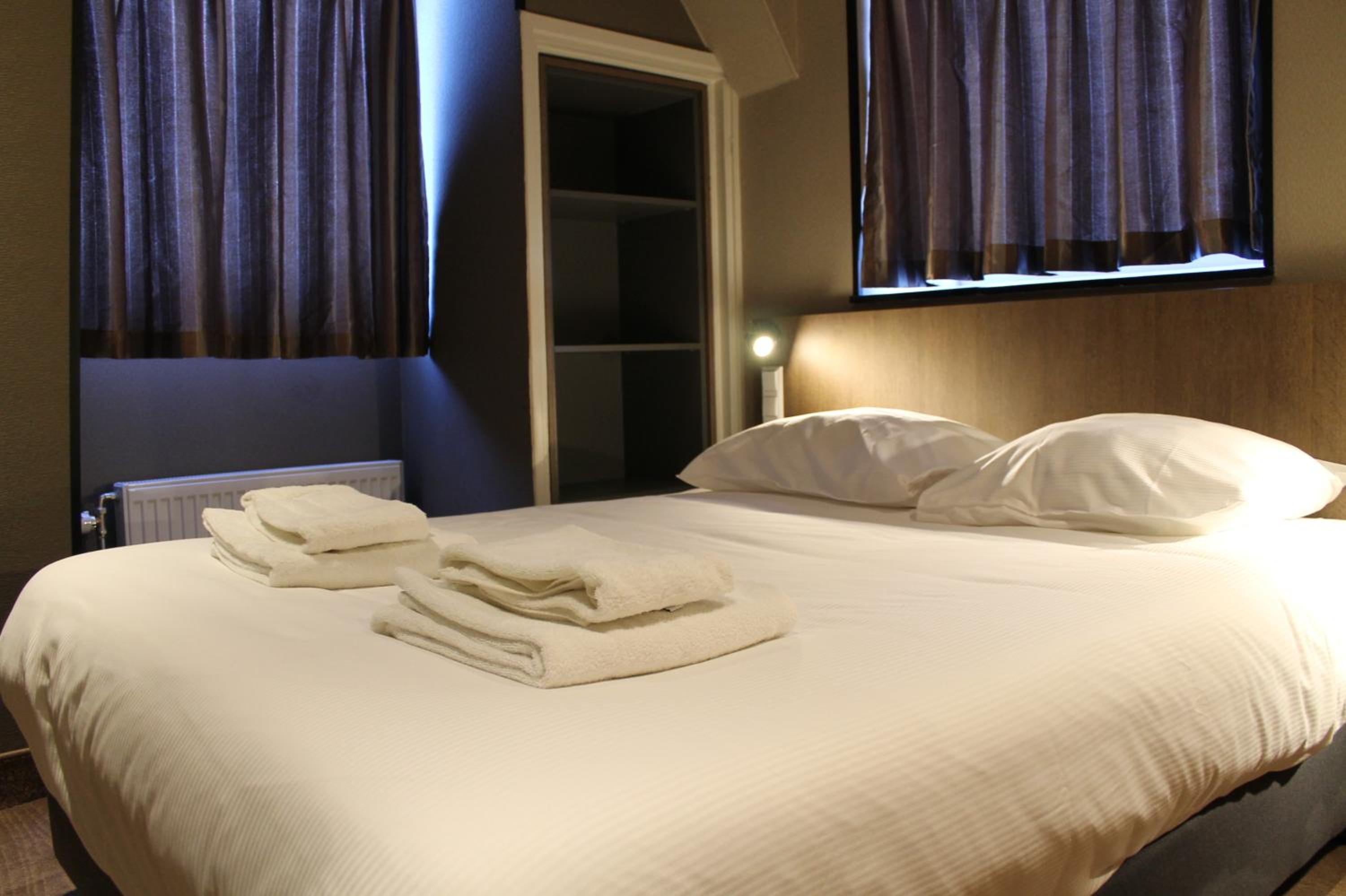 Standard Double Room thumbnail 6