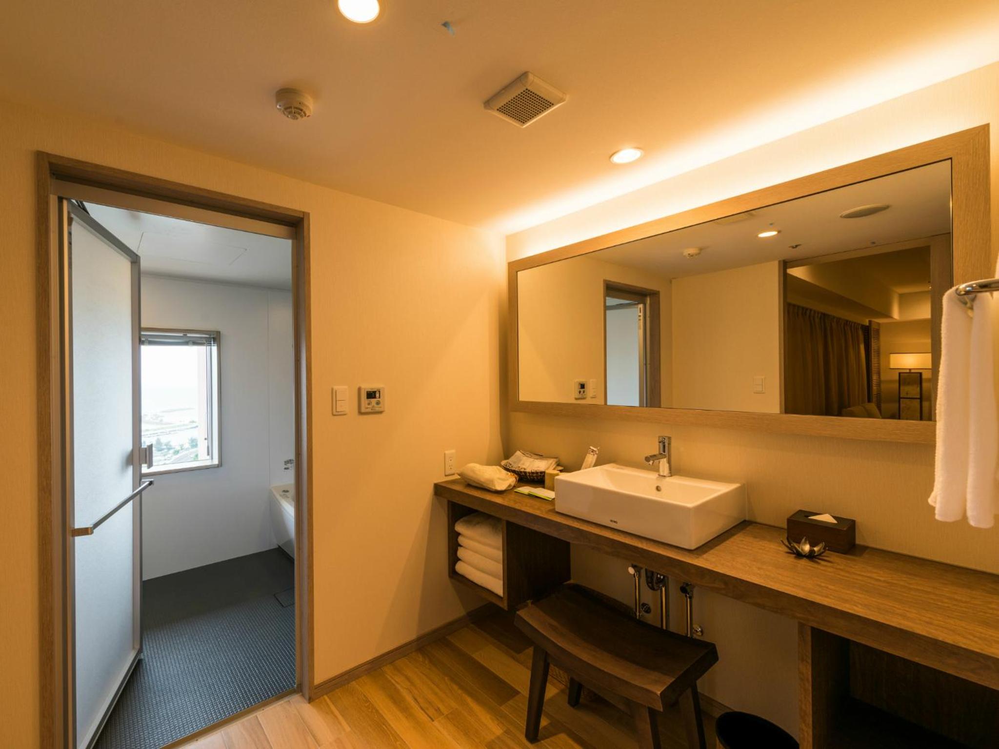 Corner Suite in Annex Bldg - Photo 3