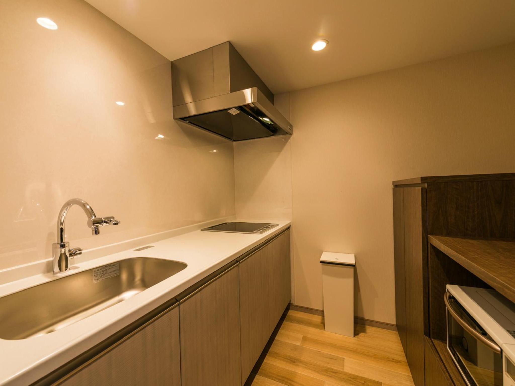 Corner Suite in Annex Bldg - Photo 4
