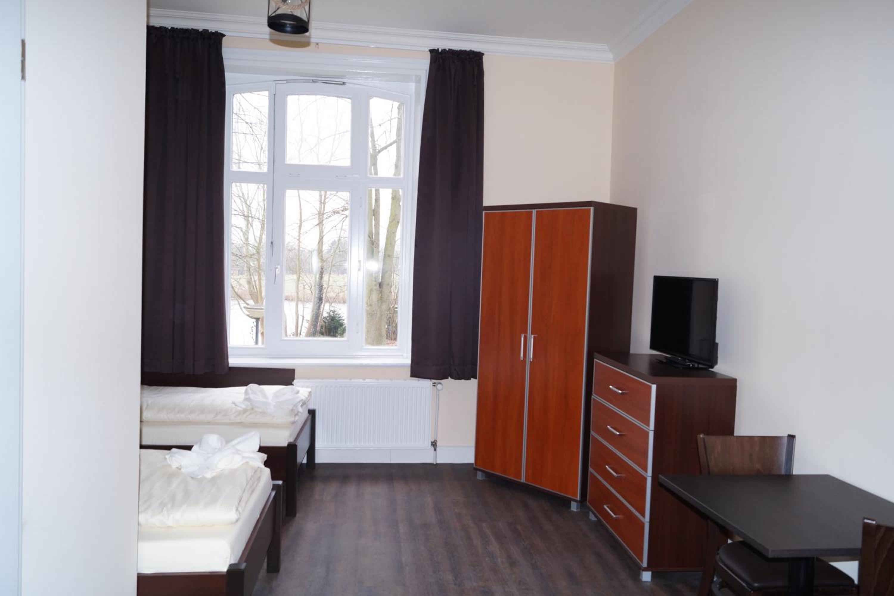 Twin Room with Private Bathroom - Photo 8