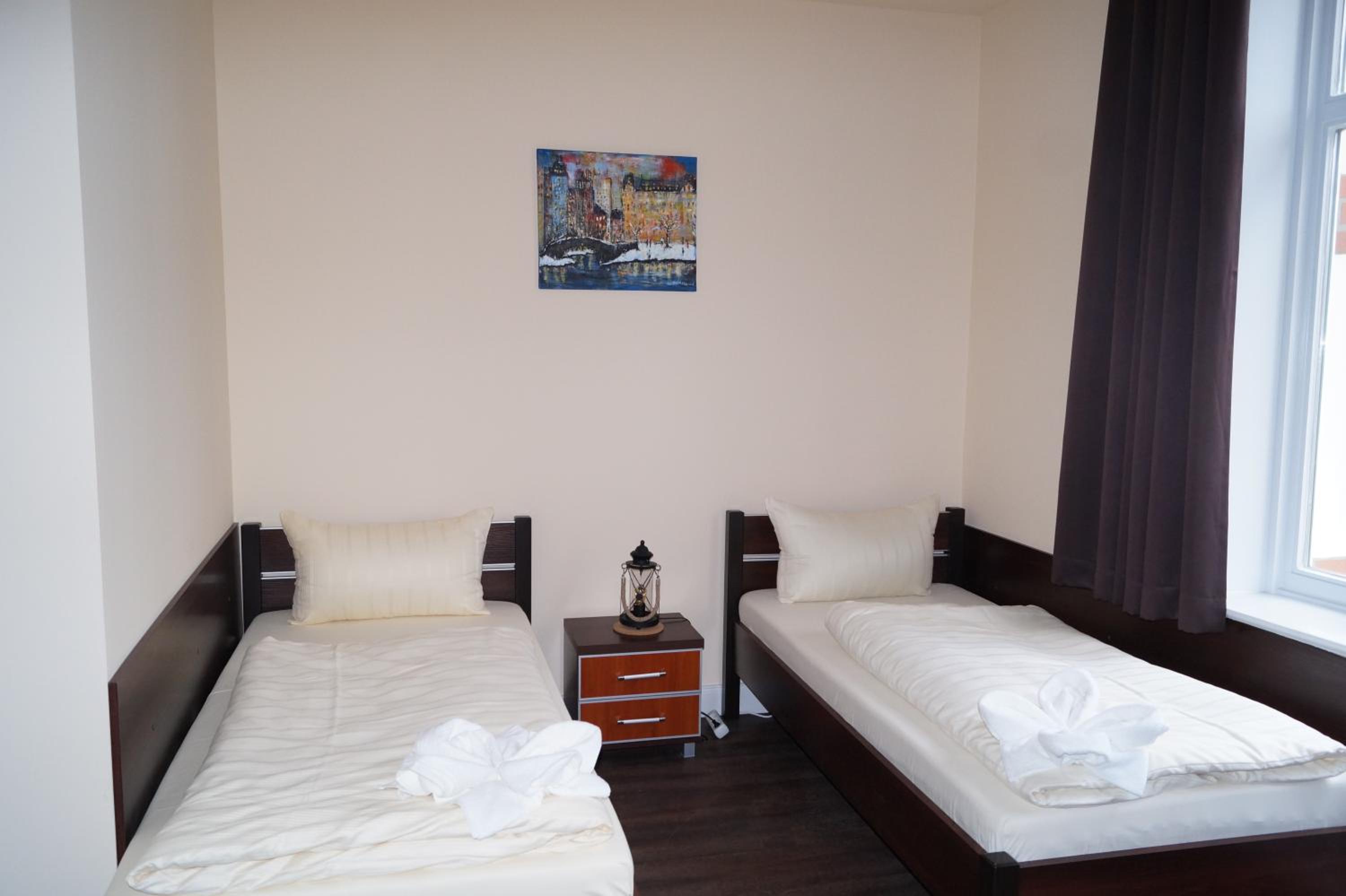 Twin Room with Private Bathroom - Photo 4