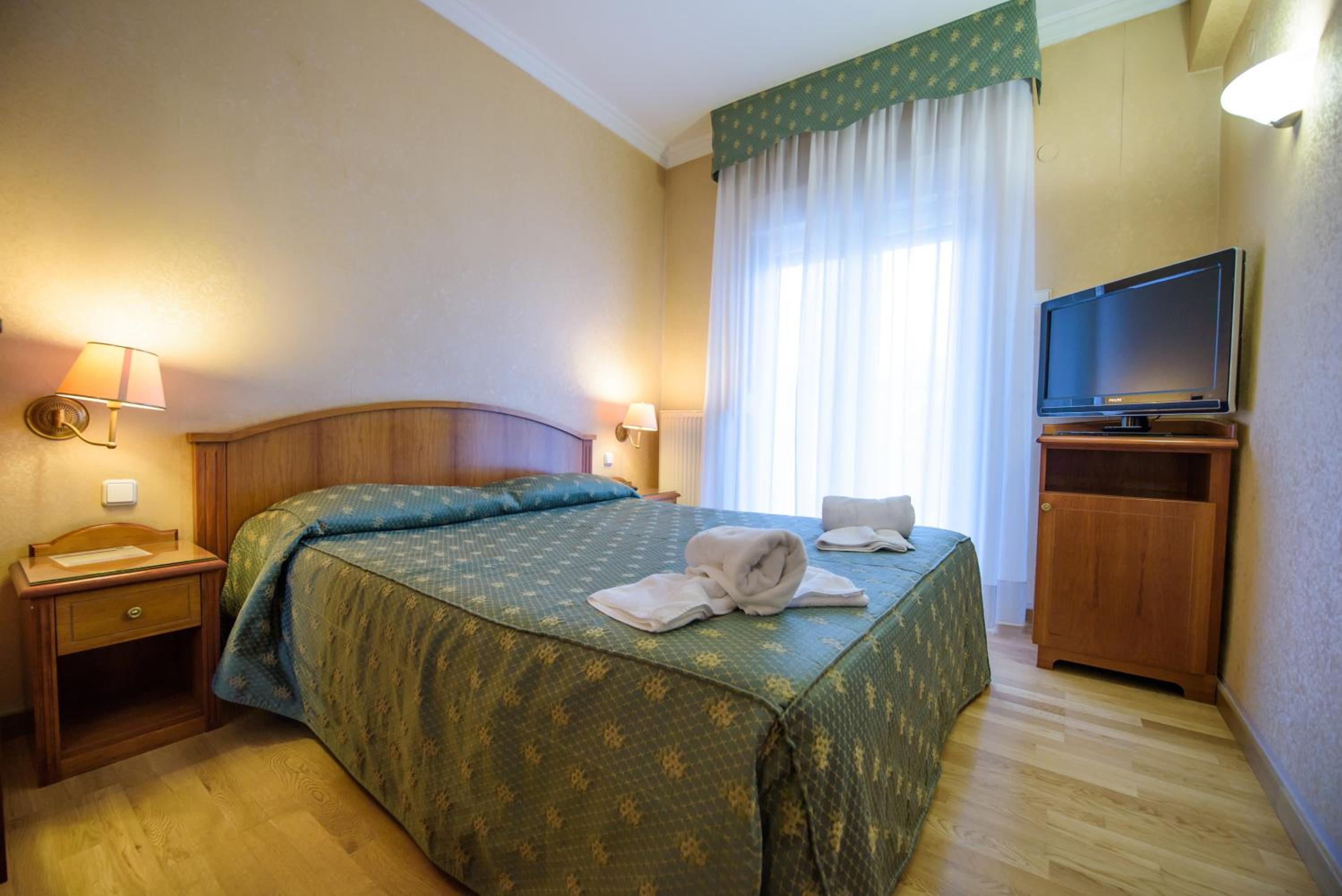 Double or Twin Room with Lake View photo 1