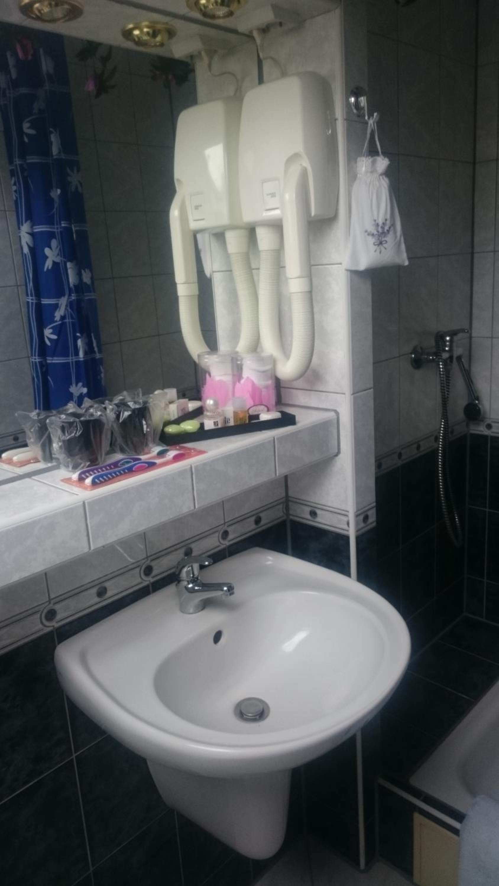 Twin Room with Shower photo 2