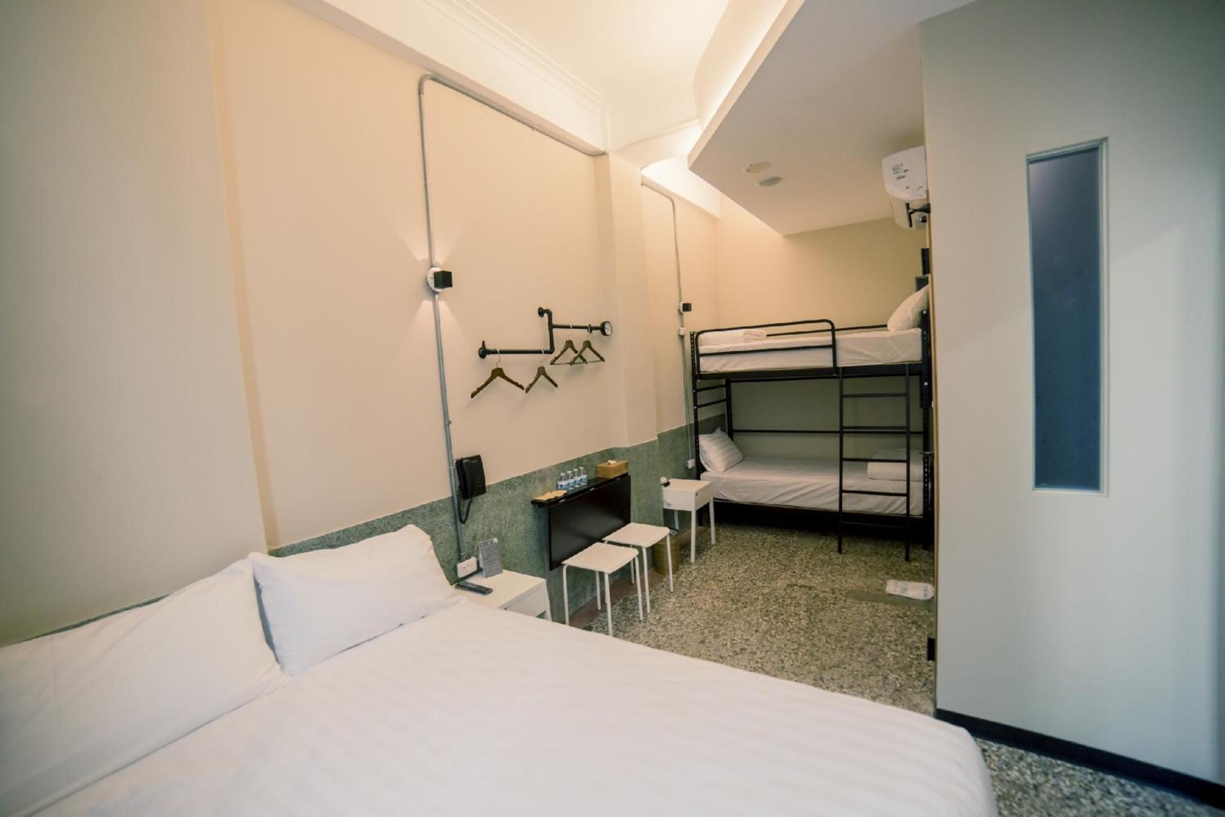 Quadruple Room with Private Bathroom photo 1