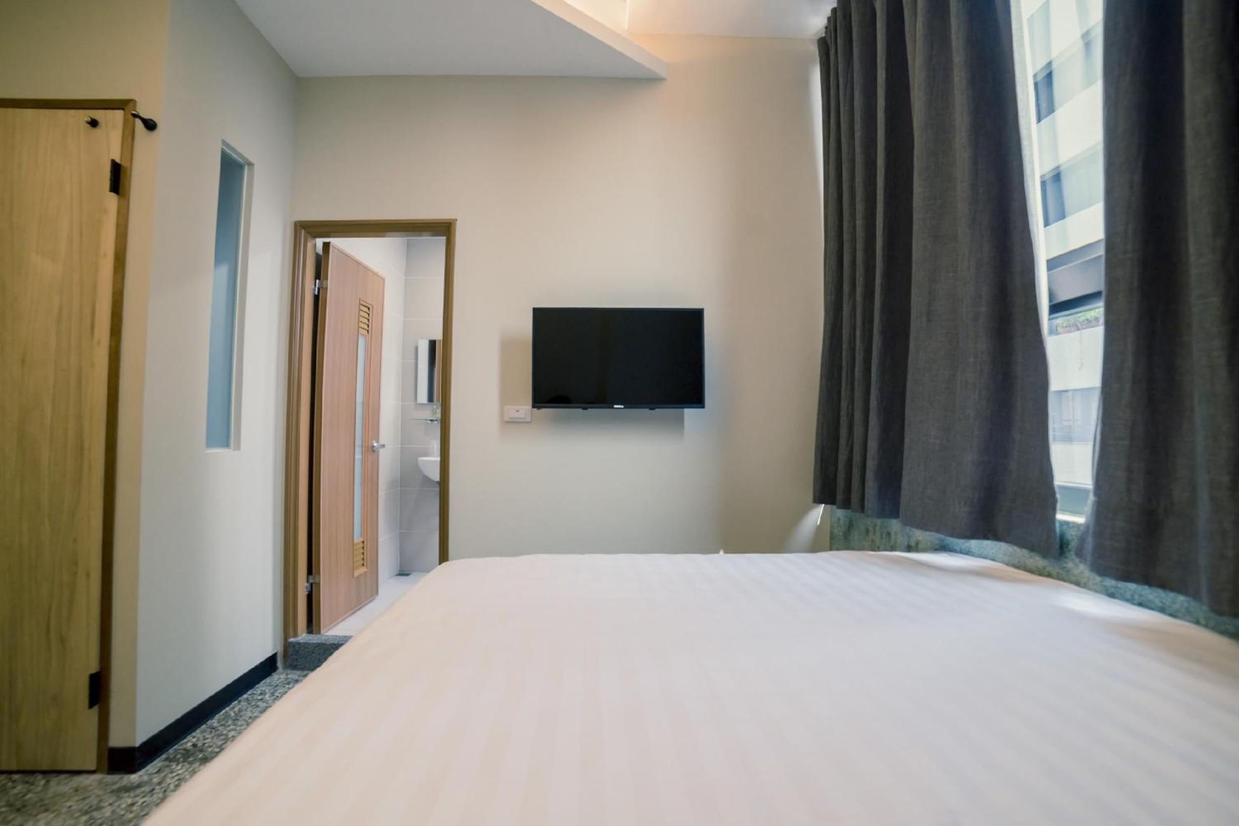 Quadruple Room with Private Bathroom photo 3