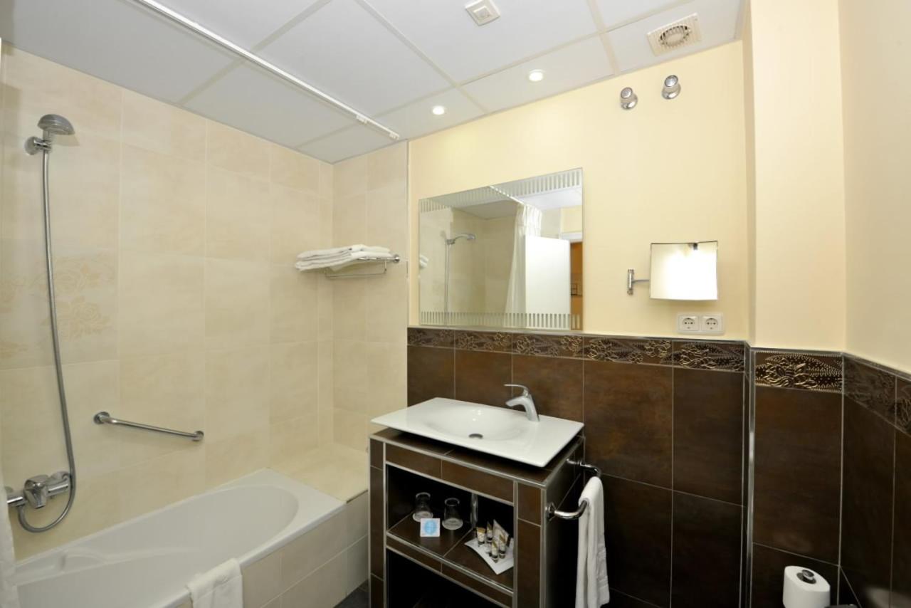 Superior Room with Balcony - Non-Smoking - Photo 18