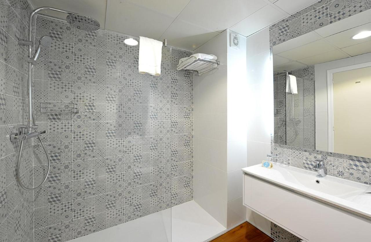Superior Room with Balcony - Non-Smoking - Photo 3
