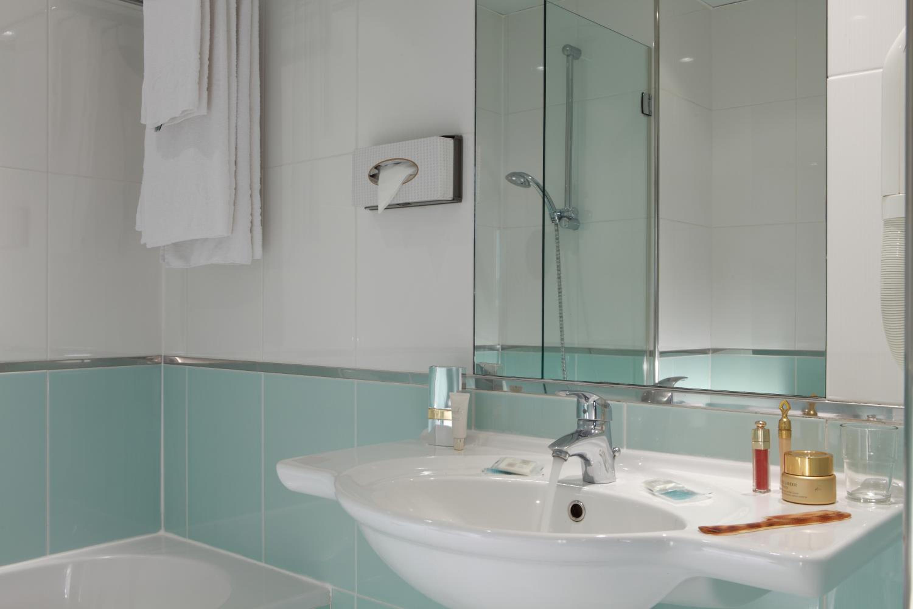 Classic Twin Room - Photo 4
