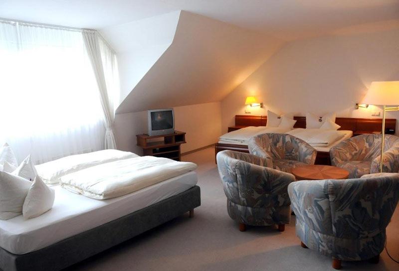 Large Double Room - Photo 3