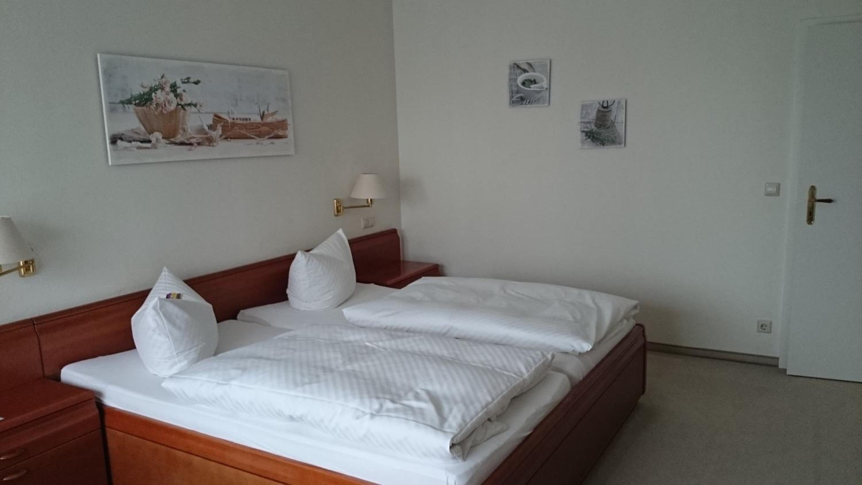 Large Double Room - Photo 1