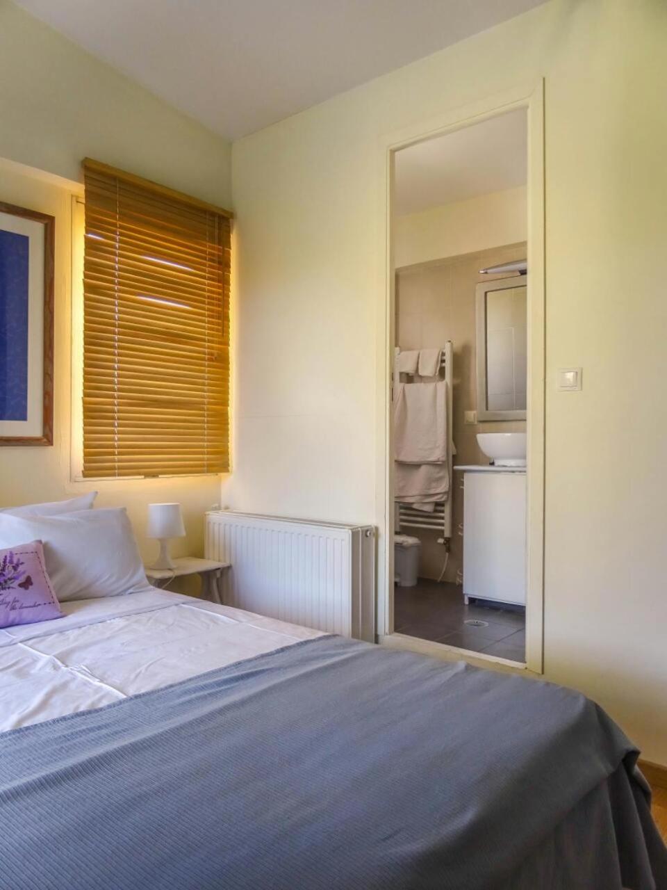 Double Room with Pool View - Photo 5