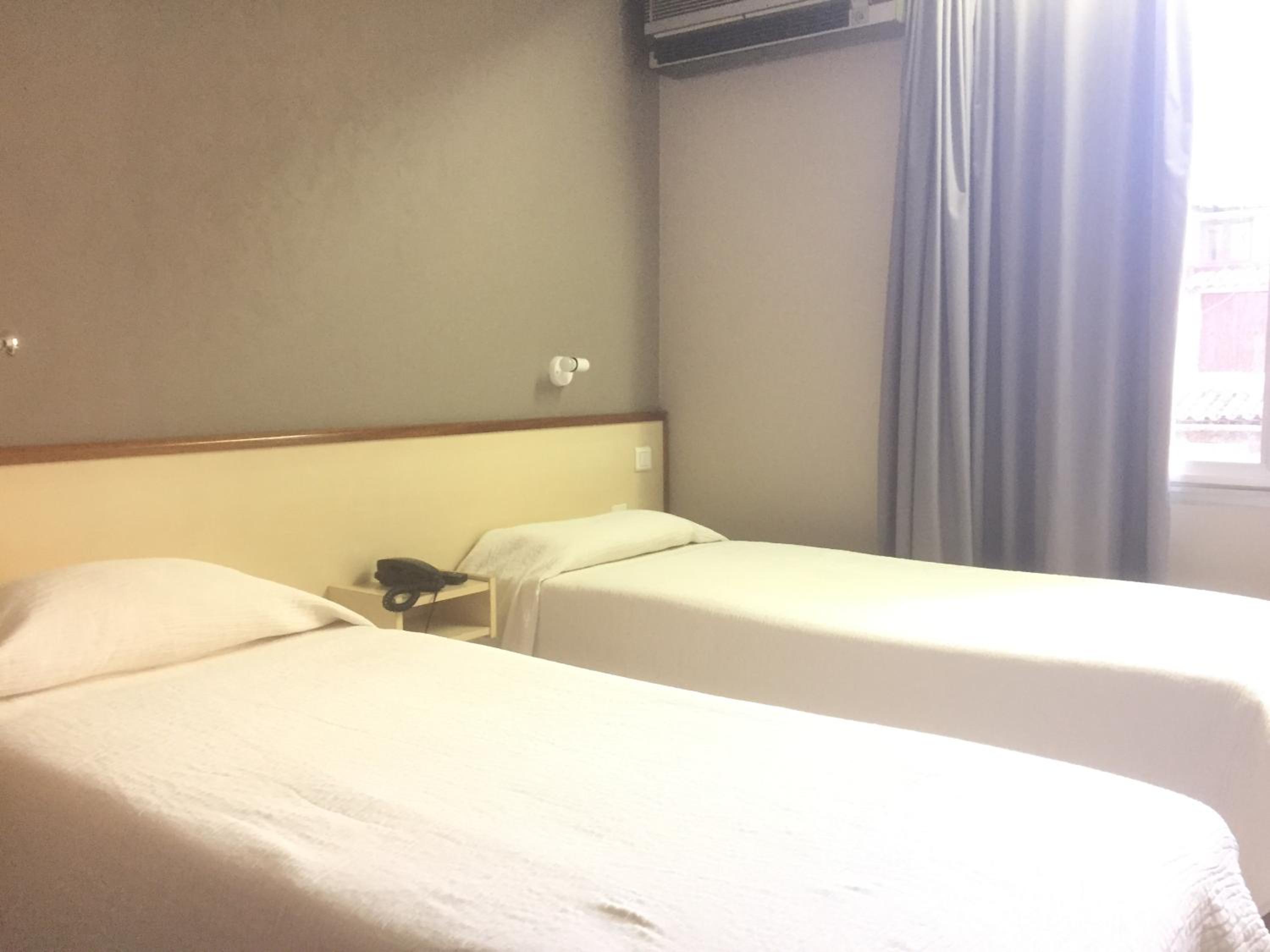 Twin Room - Photo 8