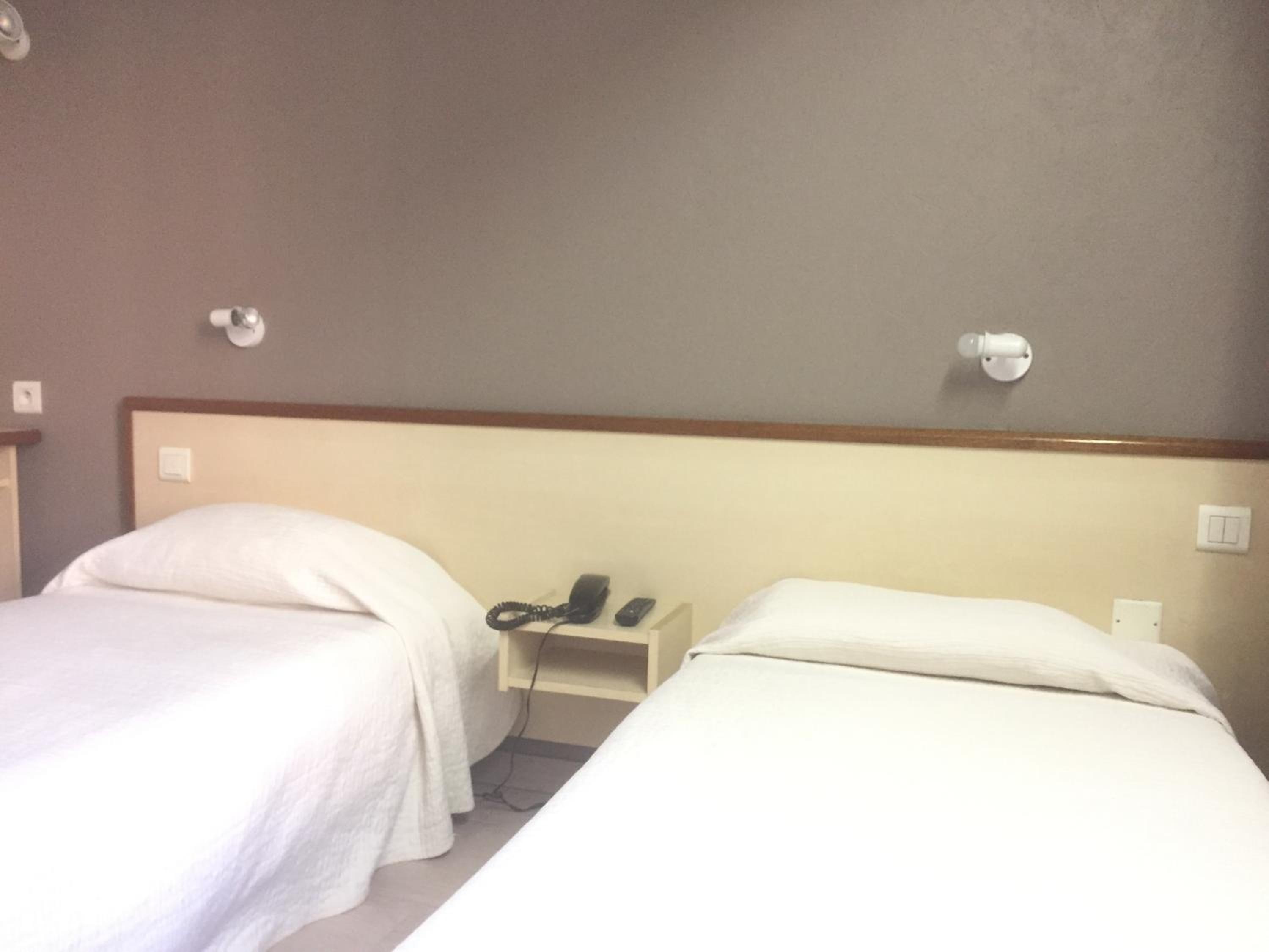 Twin Room - Photo 7