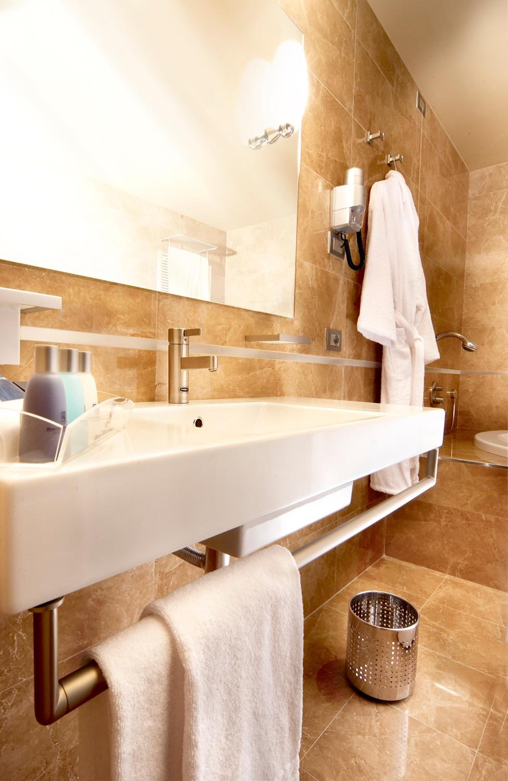 Standard Double Room - Photo 3