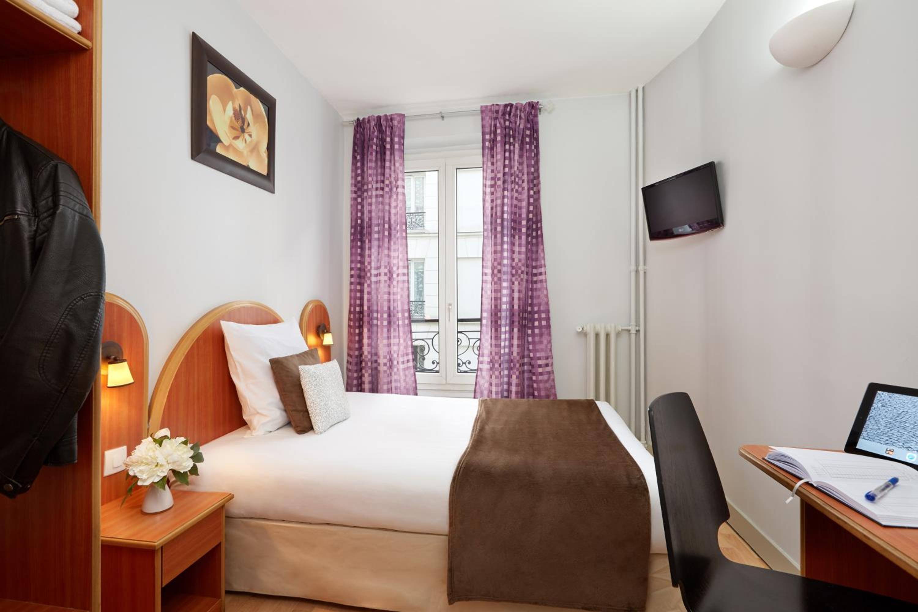 Single Room with Private Bathroom photo 1