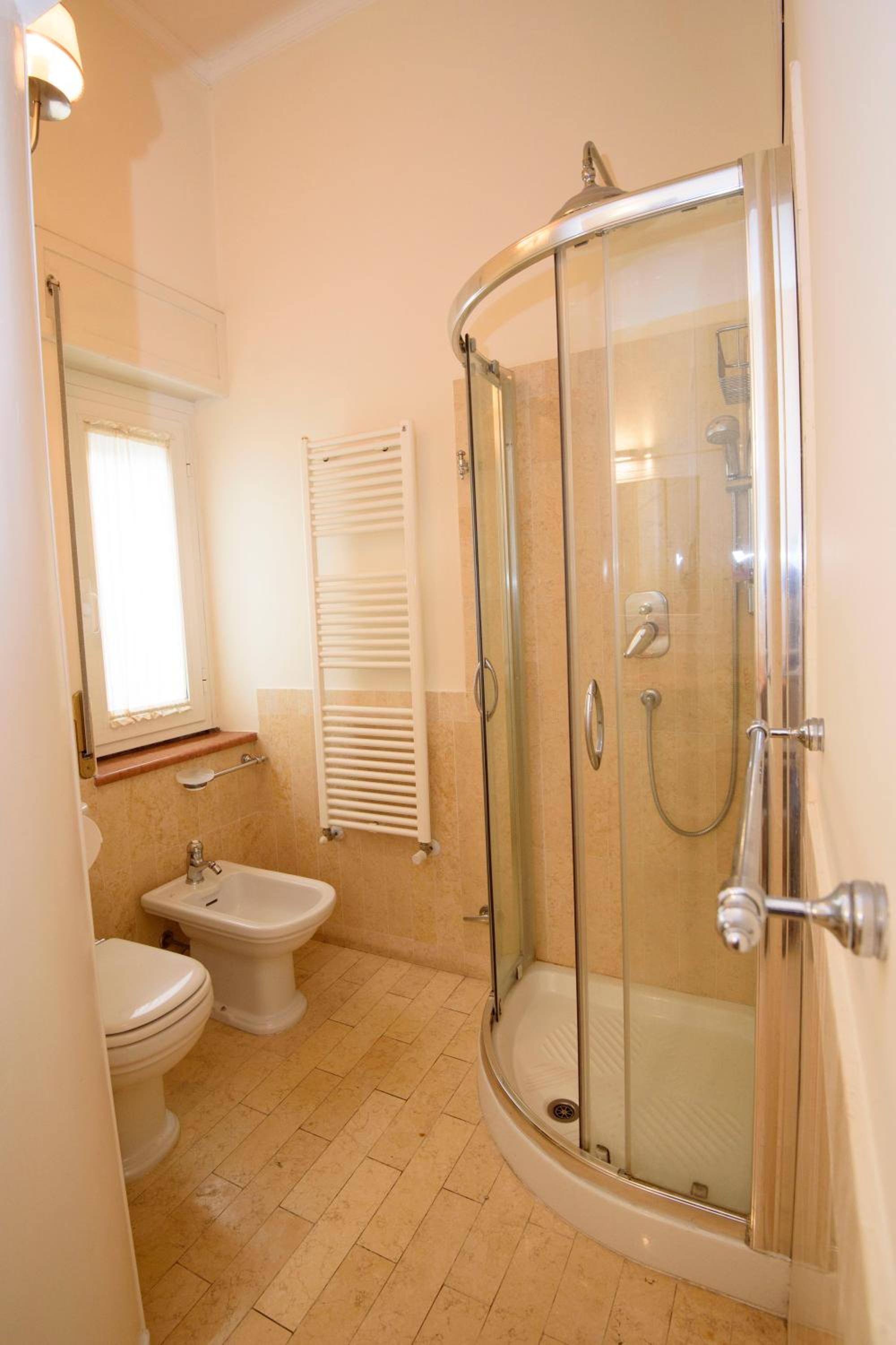 Deluxe Double Room with Private Bathroom - Photo 2