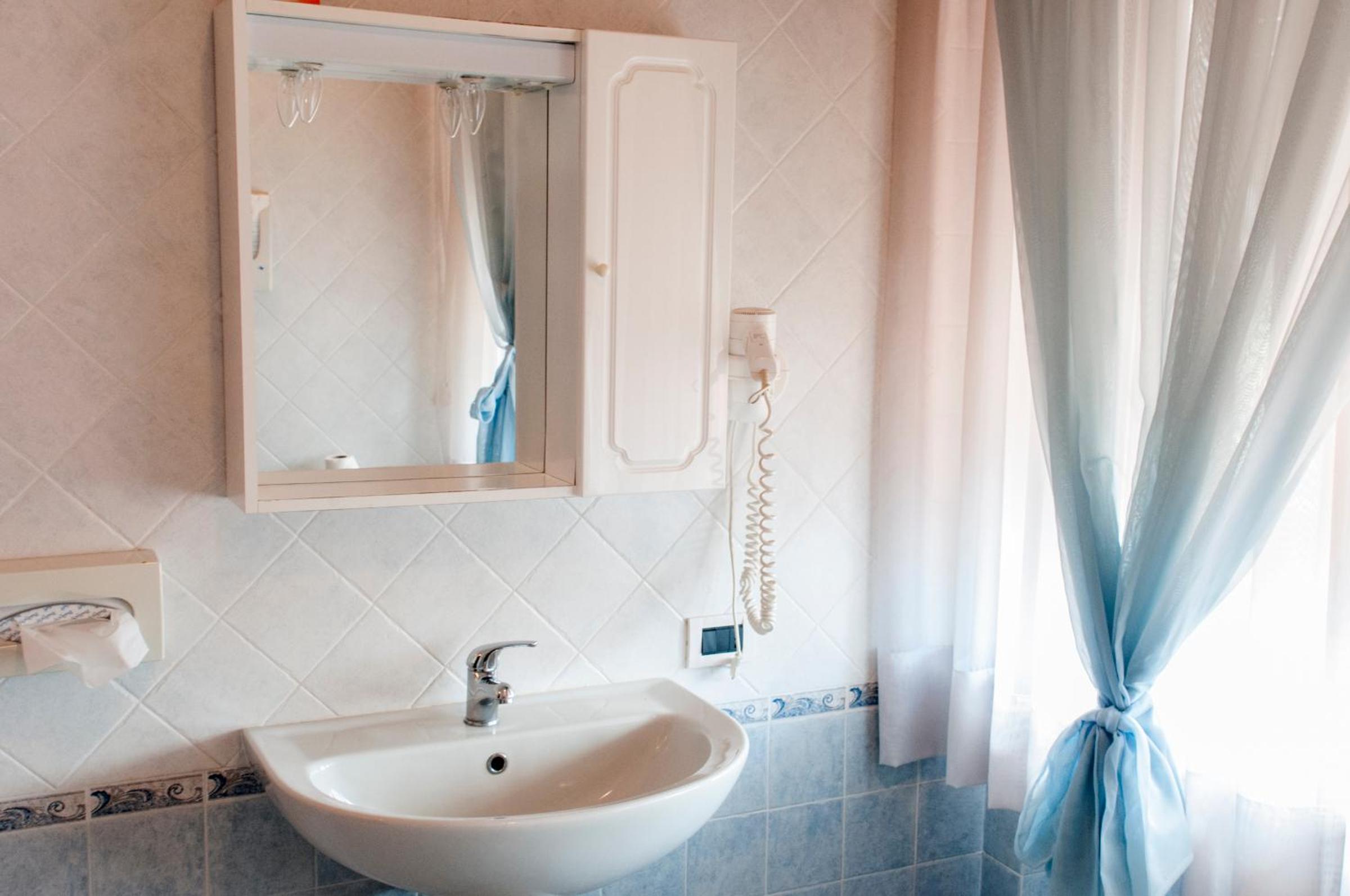Quadruple Room with Private Bathroom - Photo 11
