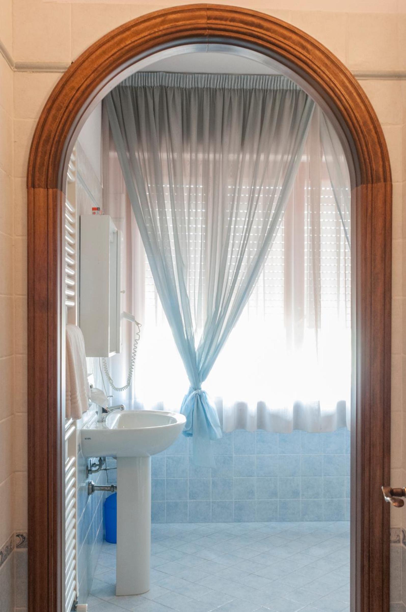 Quadruple Room with Private Bathroom - Photo 12