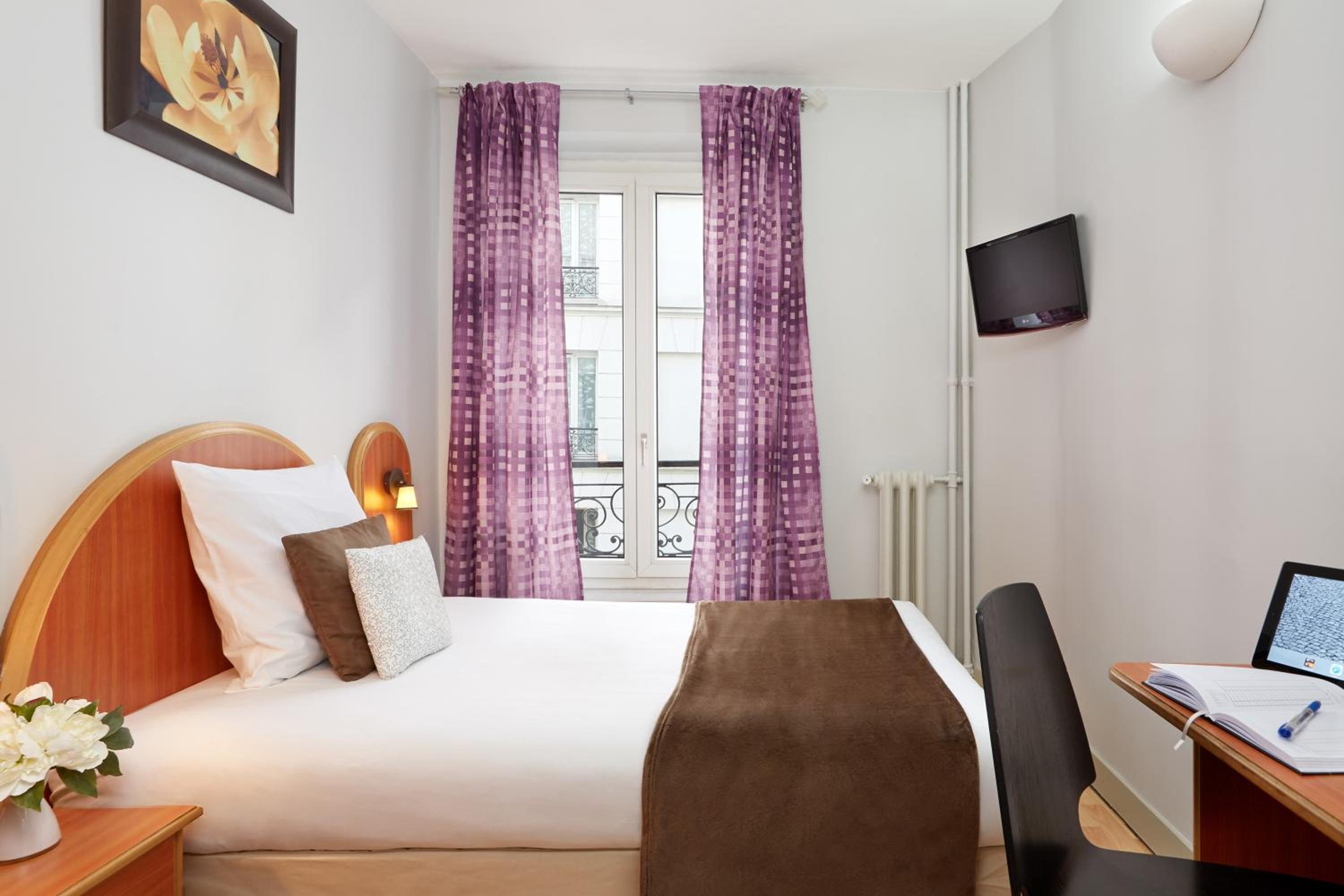 Single Room with Private Bathroom photo 2