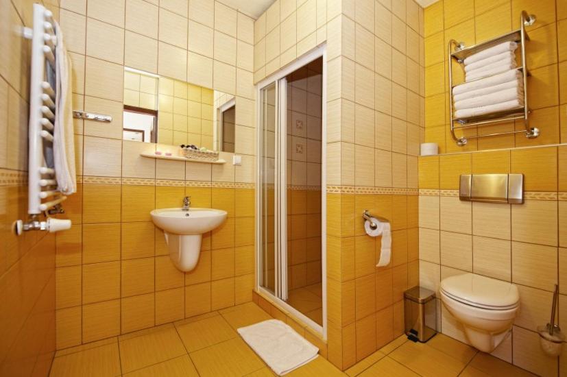 Quadruple Room with Private Bathroom photo 3