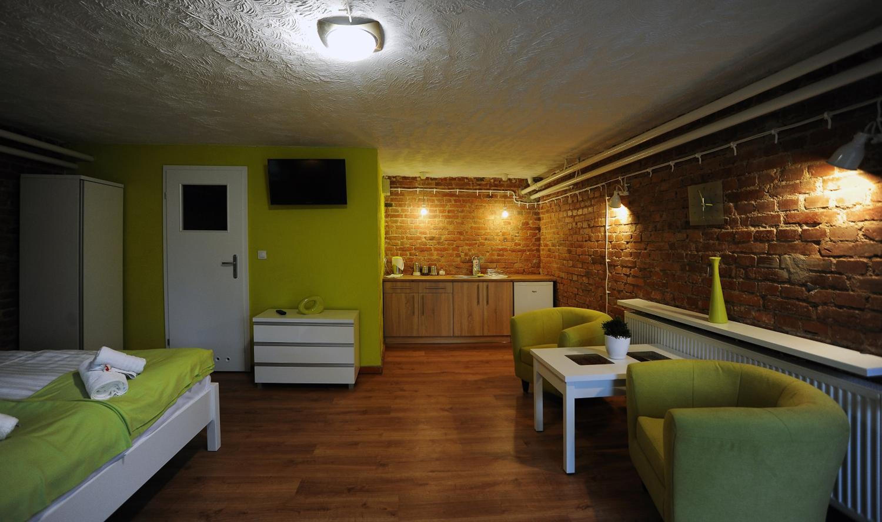 Double Room with Private Bathroom - Photo 12