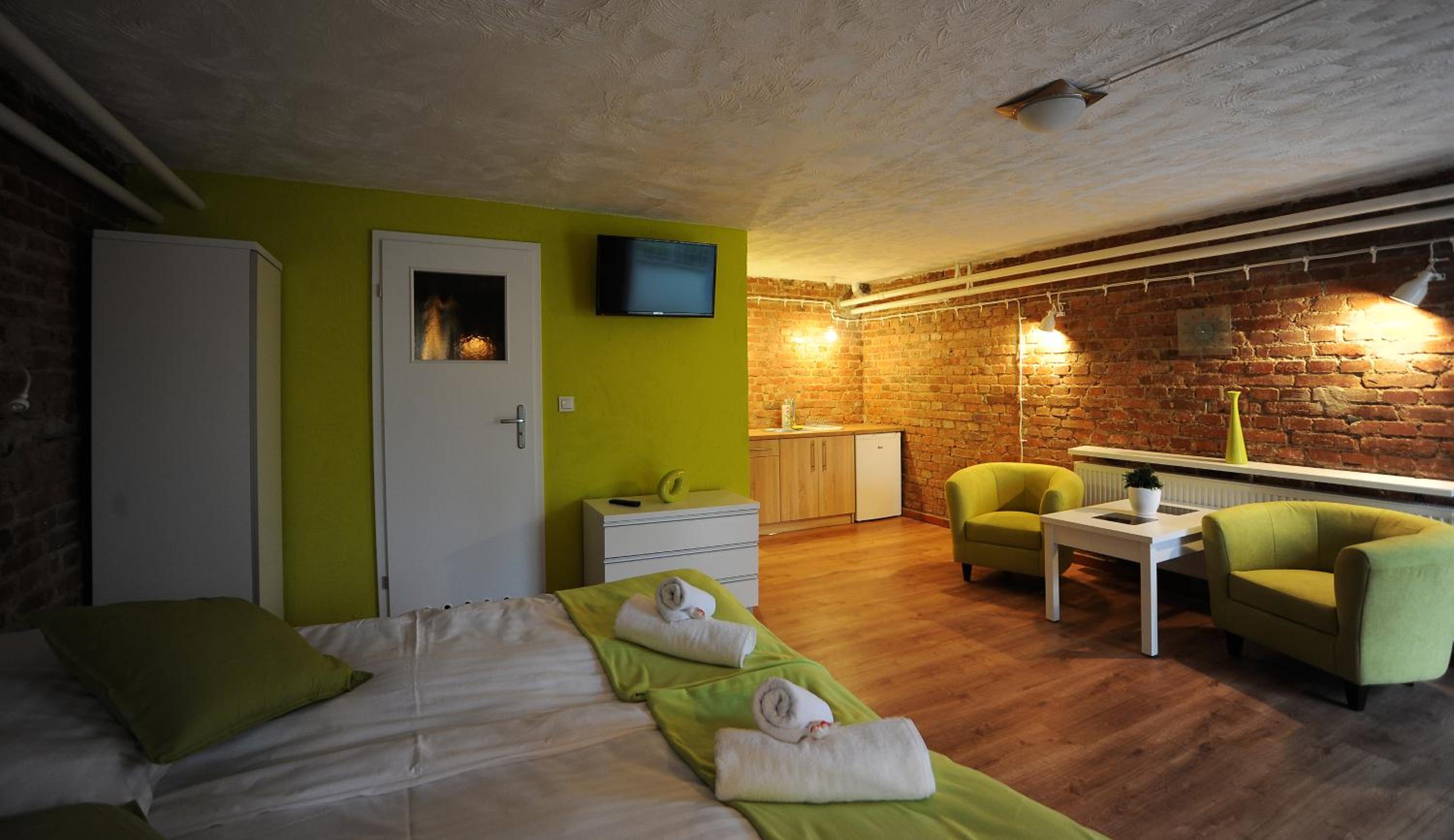 Double Room with Private Bathroom - Photo 15