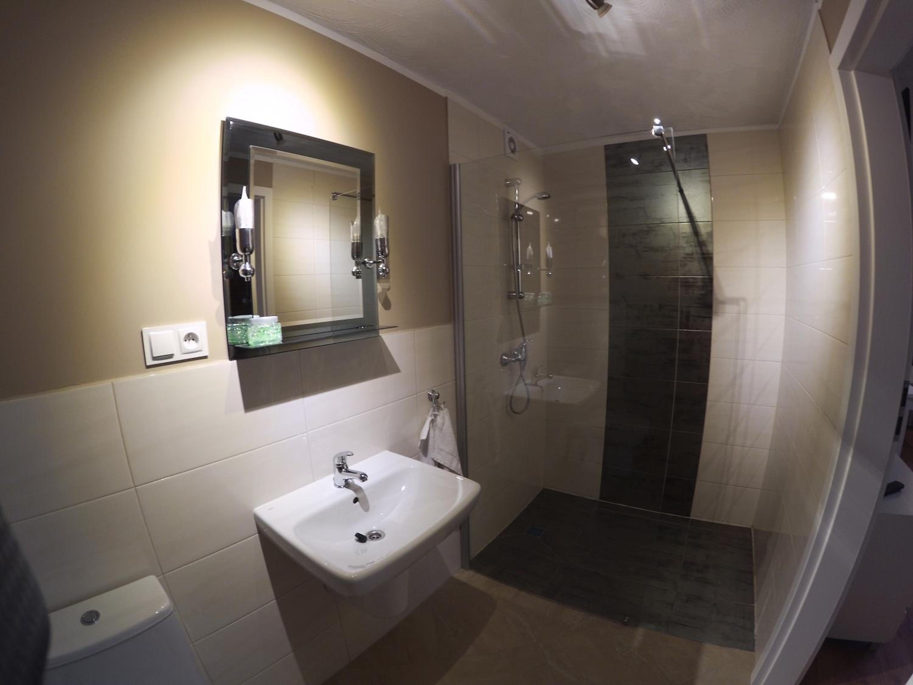Double Room with Private Bathroom - Photo 19