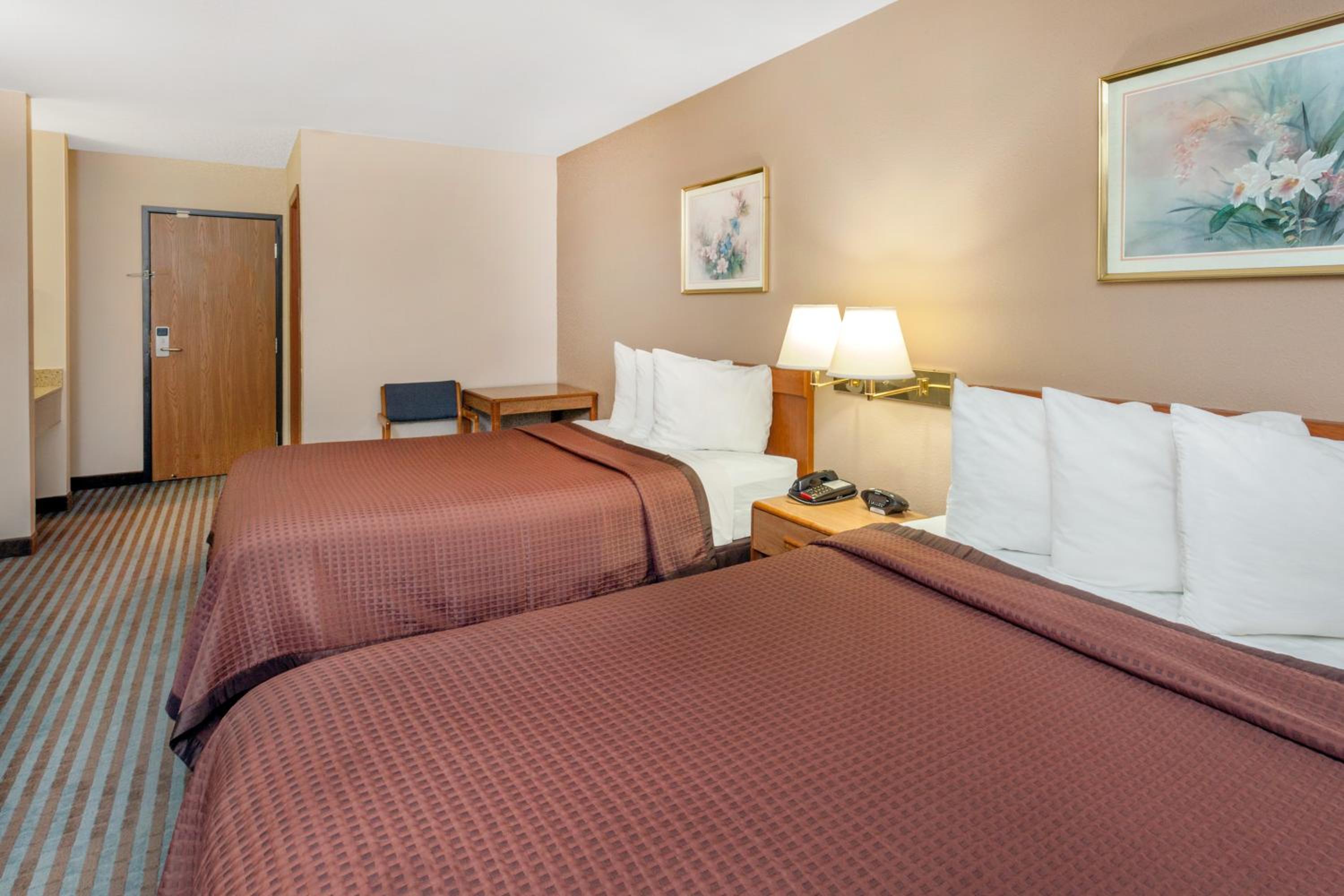Queen Room with Two Queen Beds - Non-Smoking - Photo 2