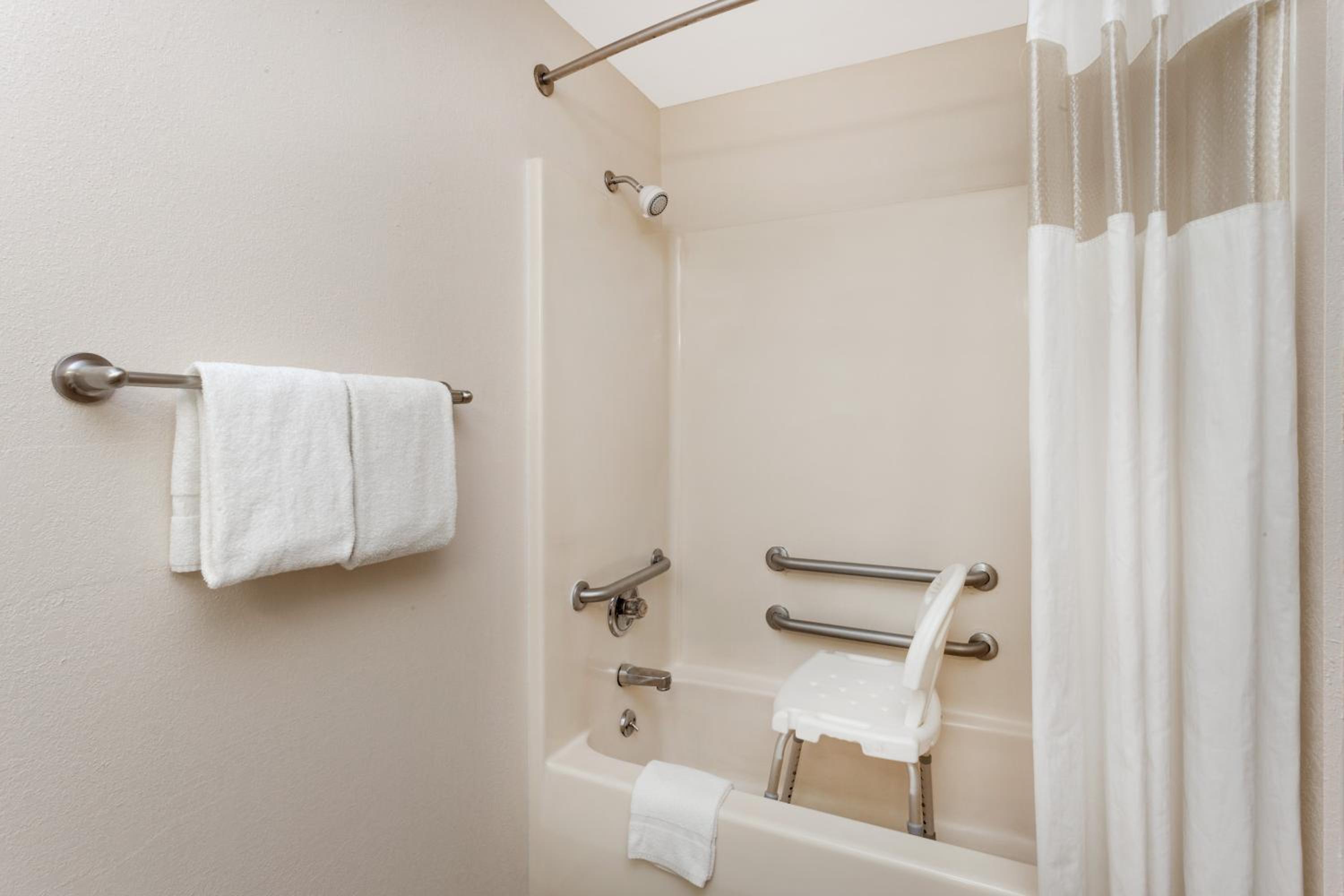 Queen Room with Bath Tub - Mobility Accessible/Non-Smoking - Photo 4