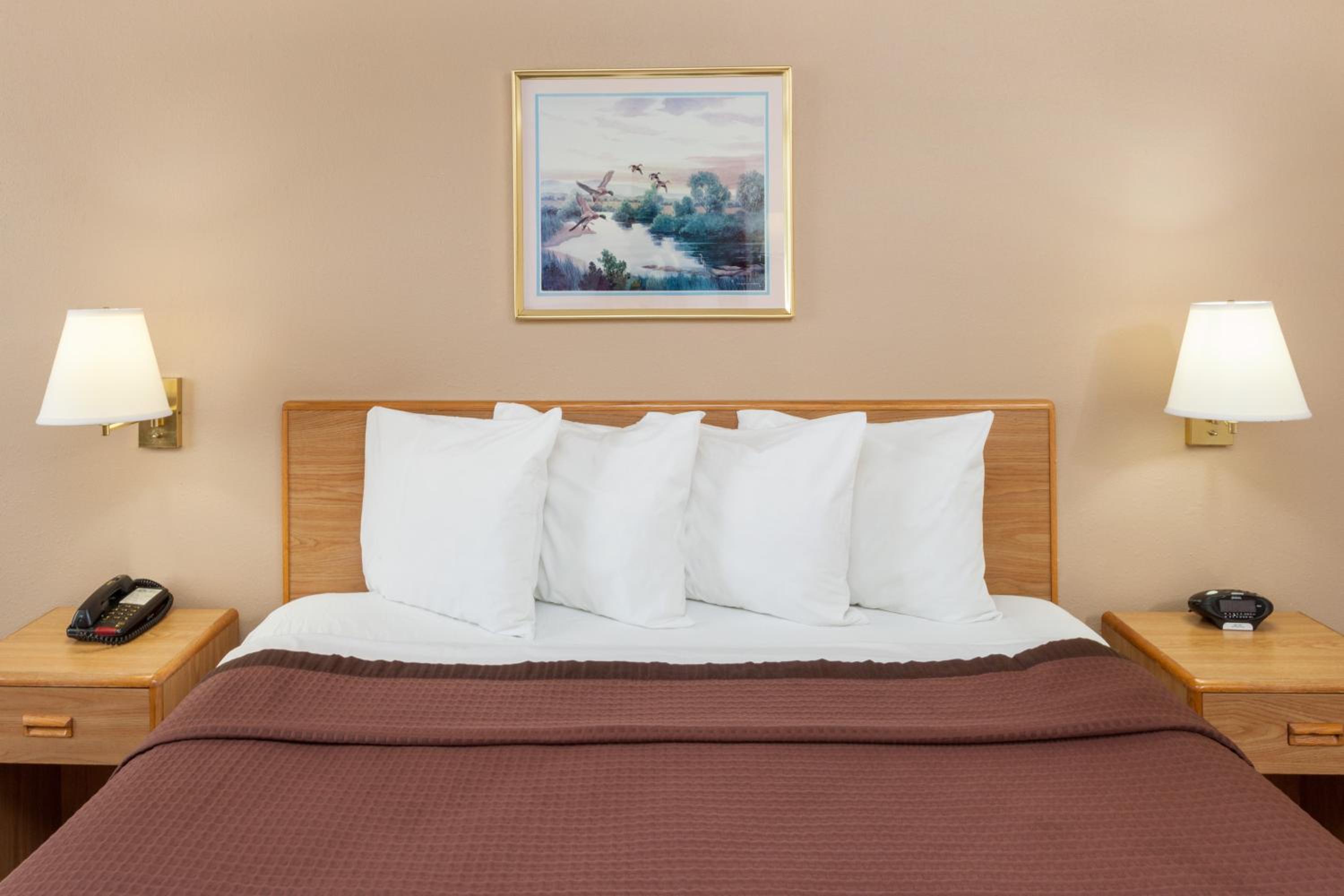 King Room - Non-Smoking - Photo 1