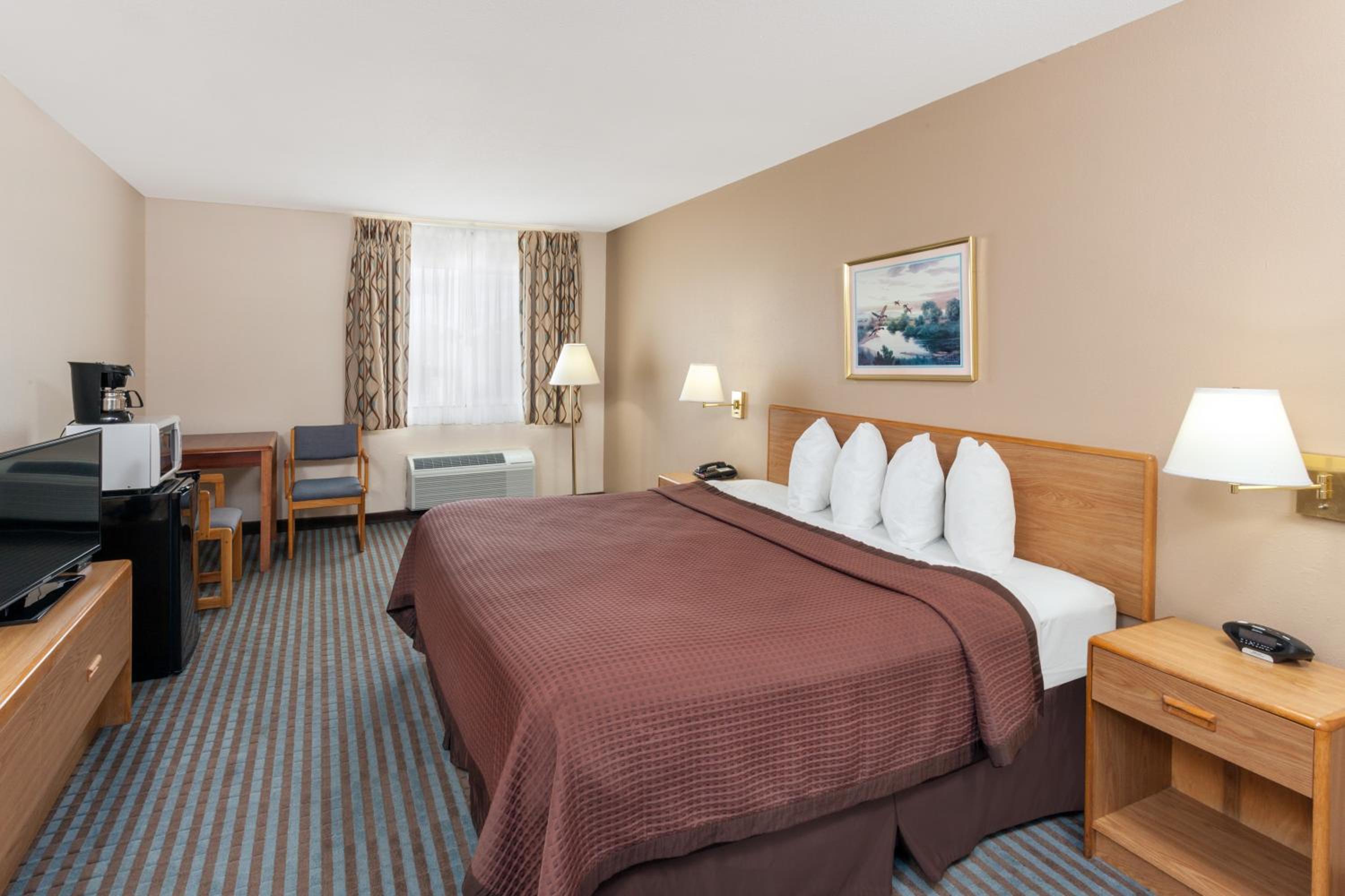 King Room - Non-Smoking - Photo 4
