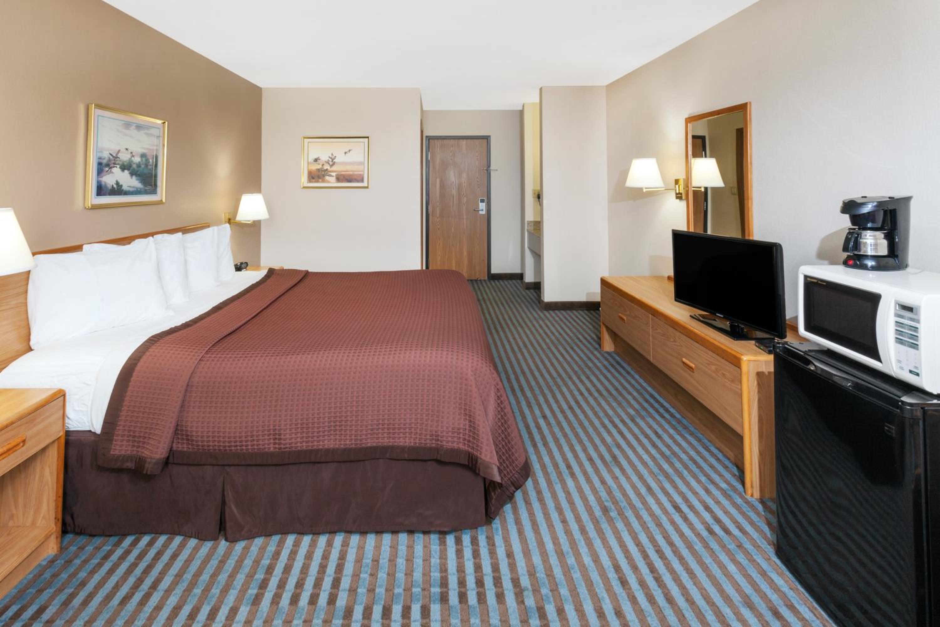 King Room - Non-Smoking - Photo 3