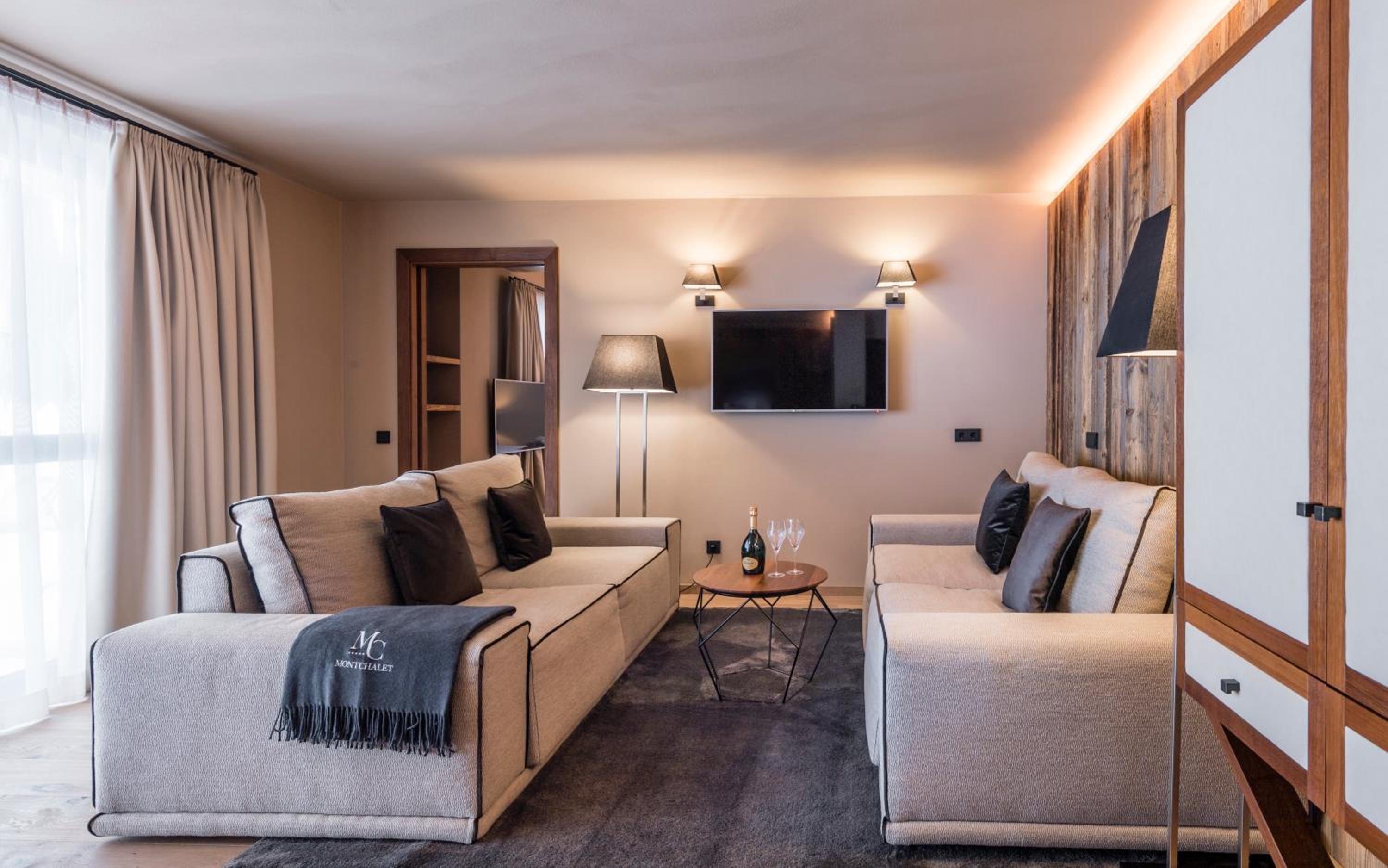 Deluxe Suite with Spa Bath photo 2