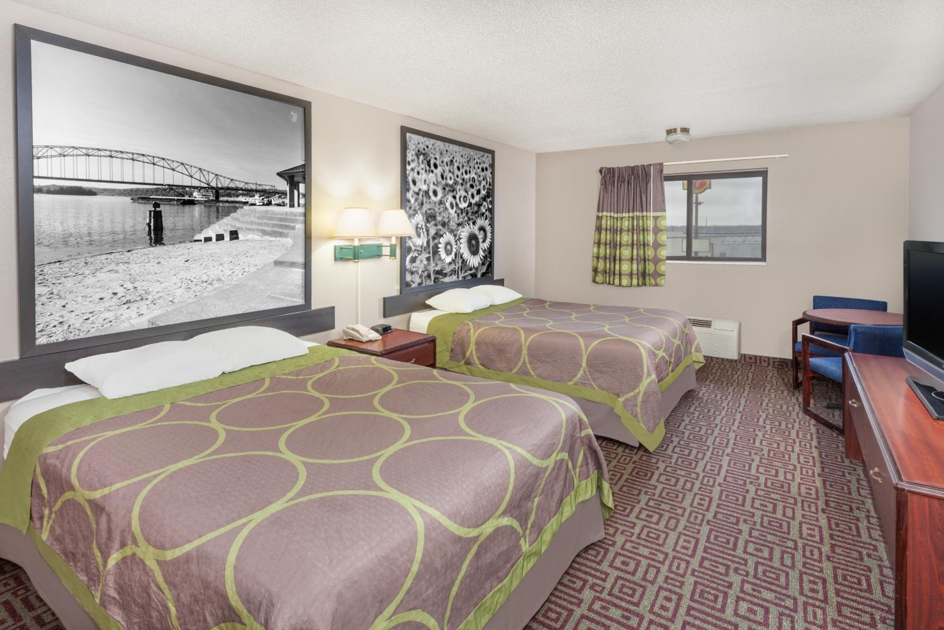 Queen Room with Two Queen Beds - Non-Smoking - Photo 4