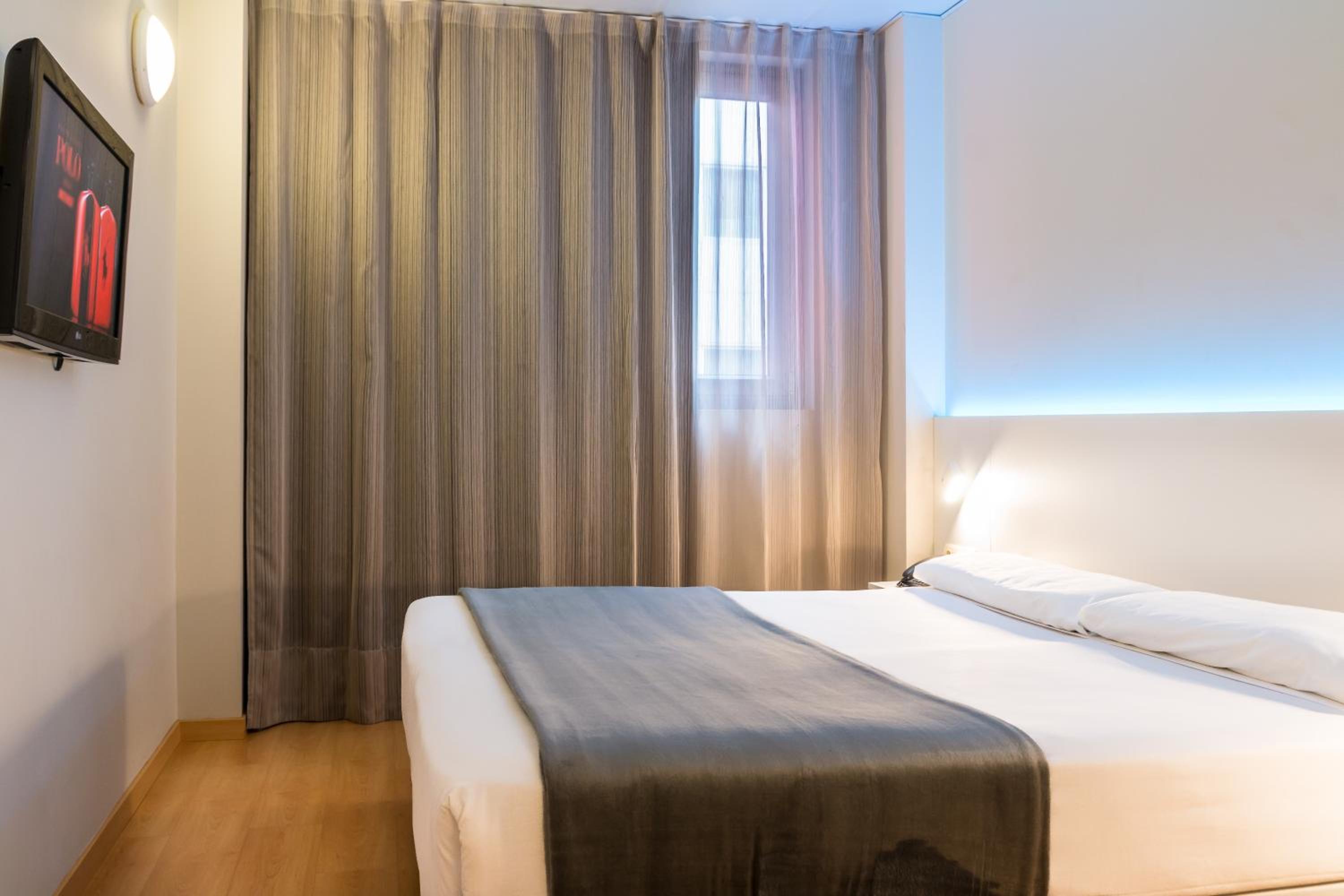Double or Twin Room - Photo 6