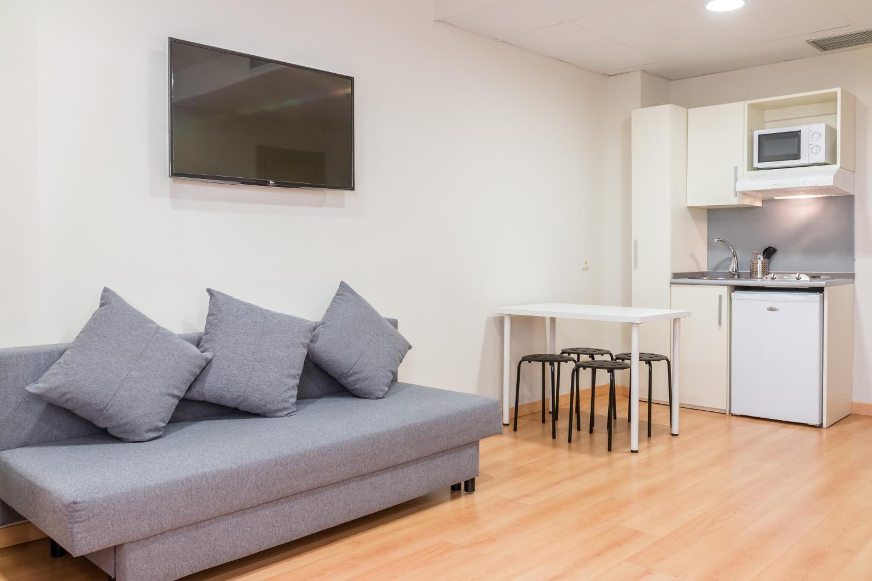 Family Room (2 Adults + 2 Children) - Photo 1