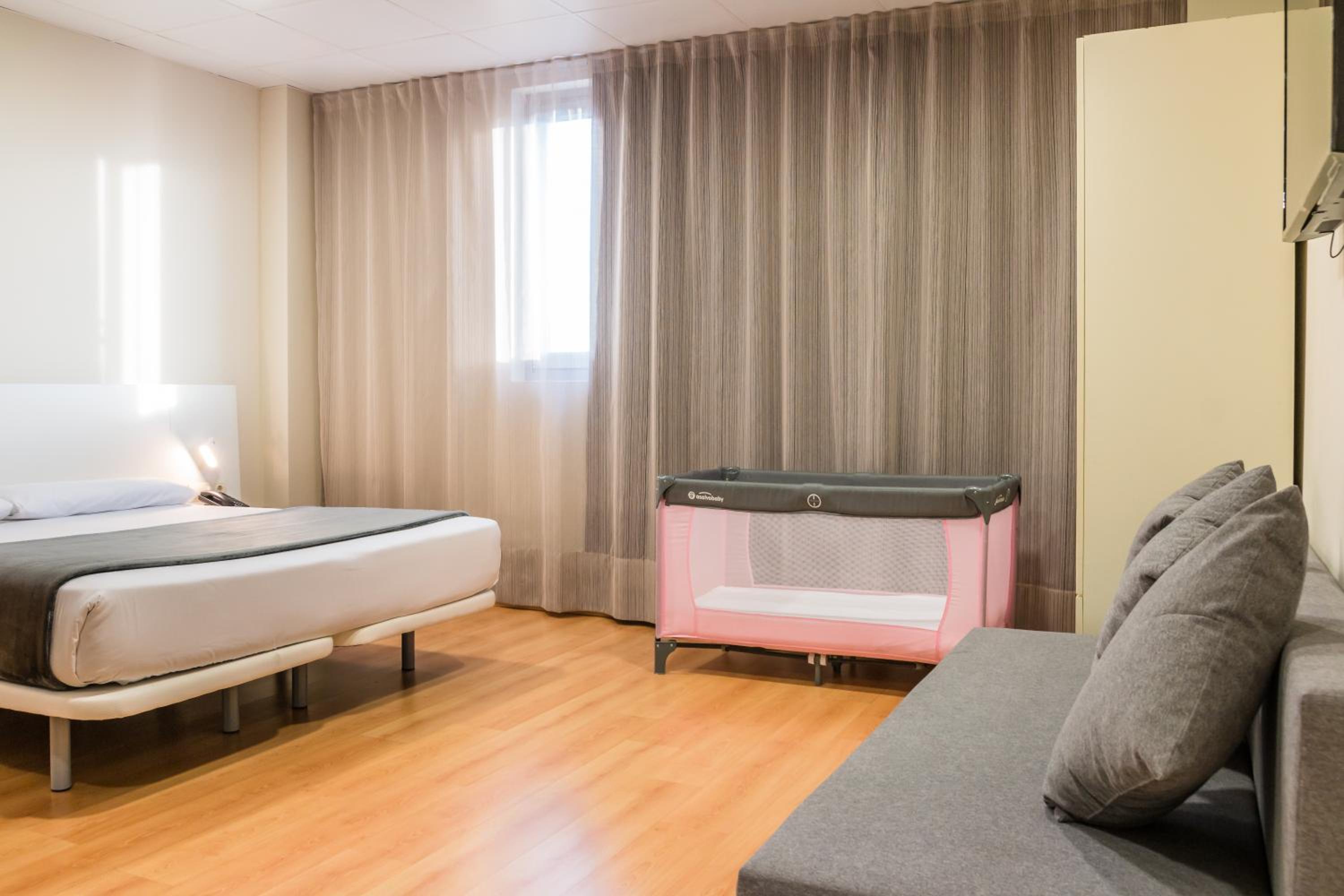 Family Room (2 Adults + 2 Children) - Photo 9