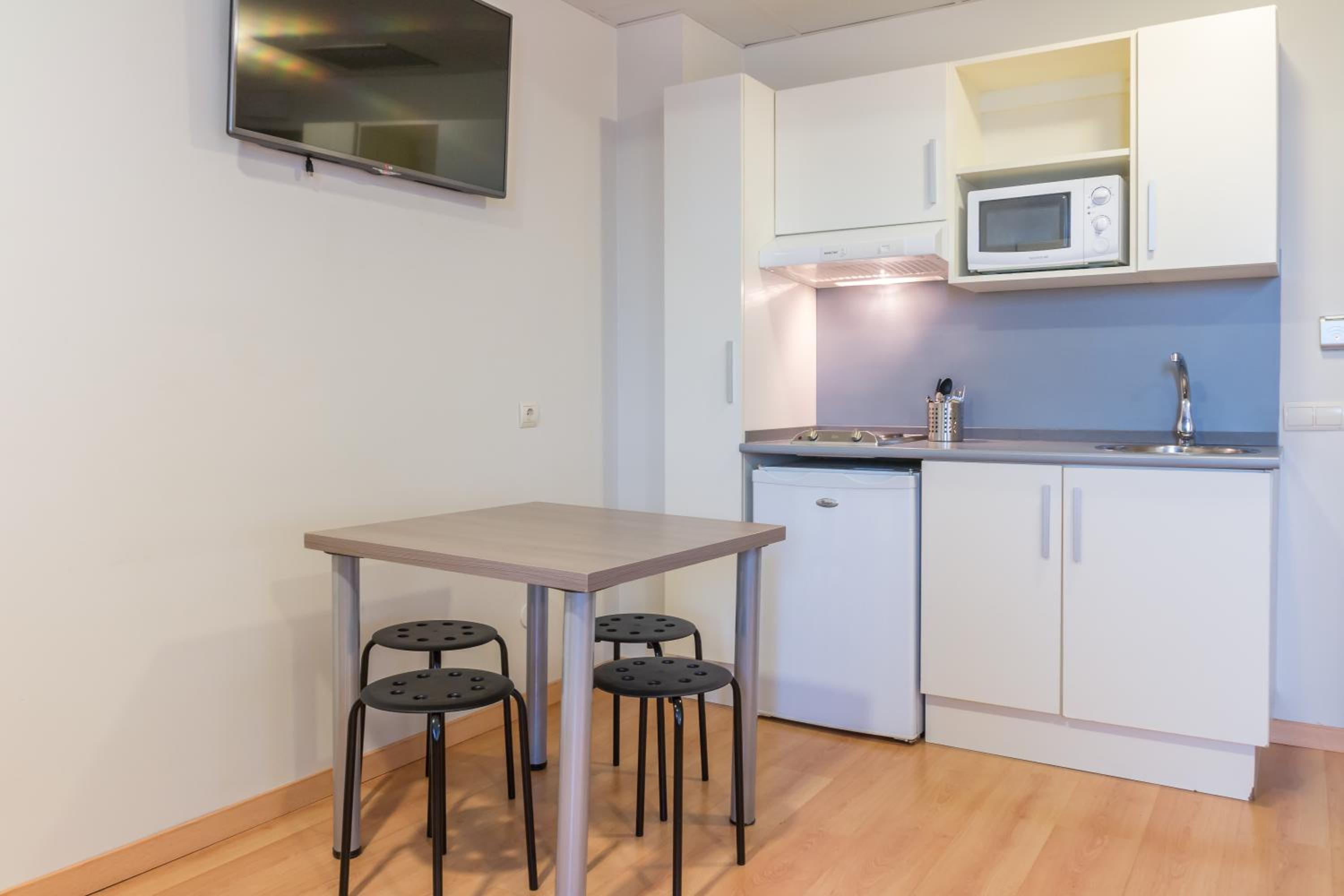 Family Room (2 Adults + 2 Children) - Photo 2