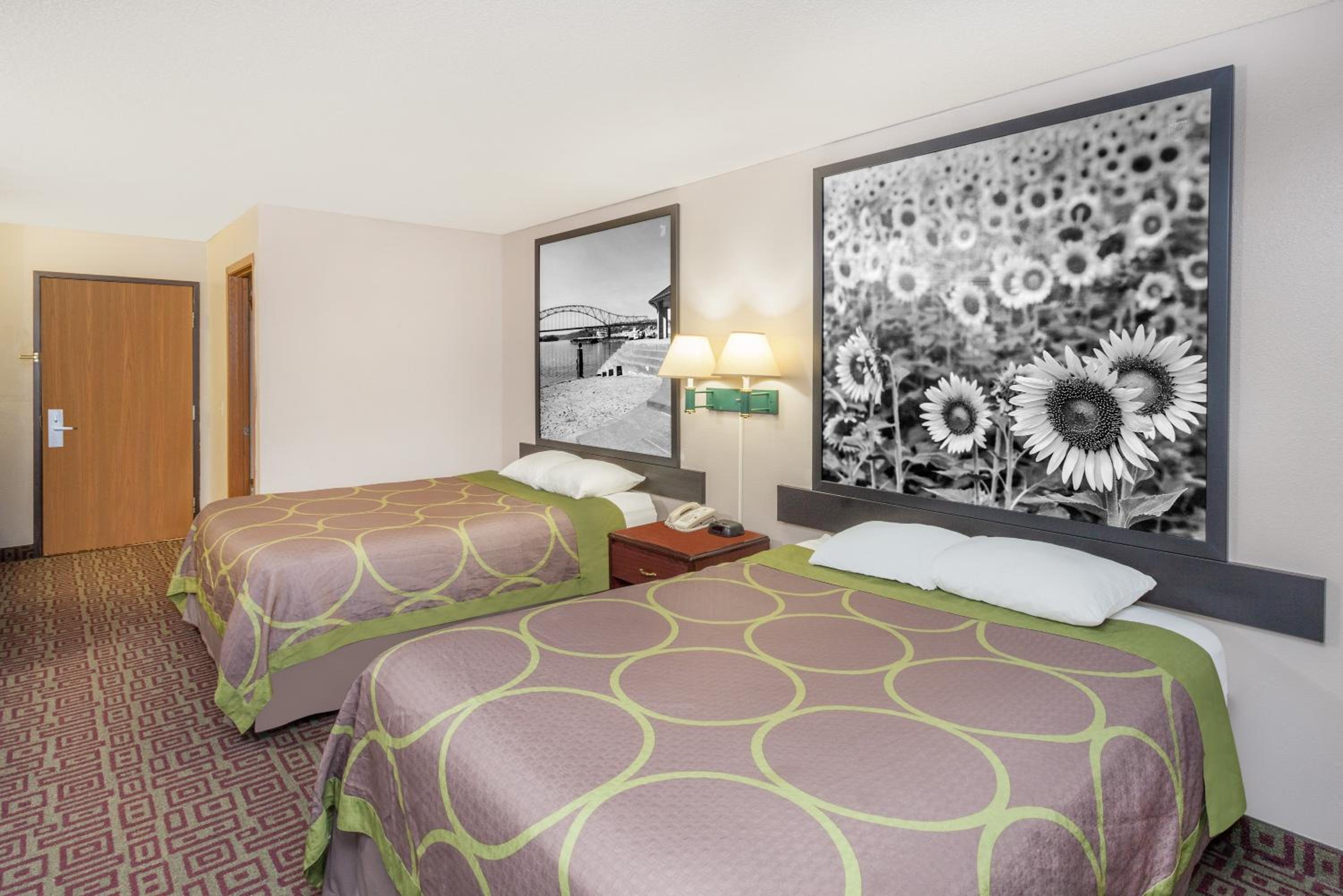Queen Room with Two Queen Beds - Non-Smoking - Photo 3